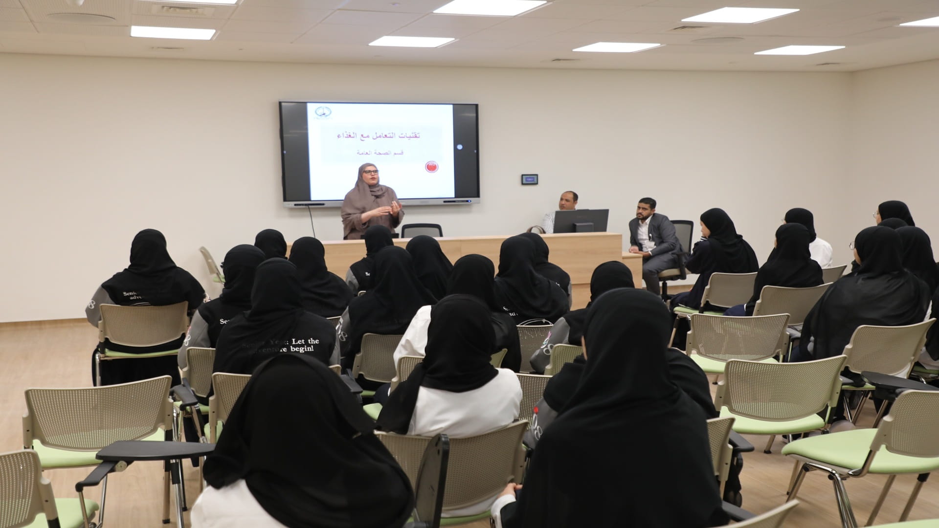 Al Hamriyah Municipality holds Food handling techniques session 