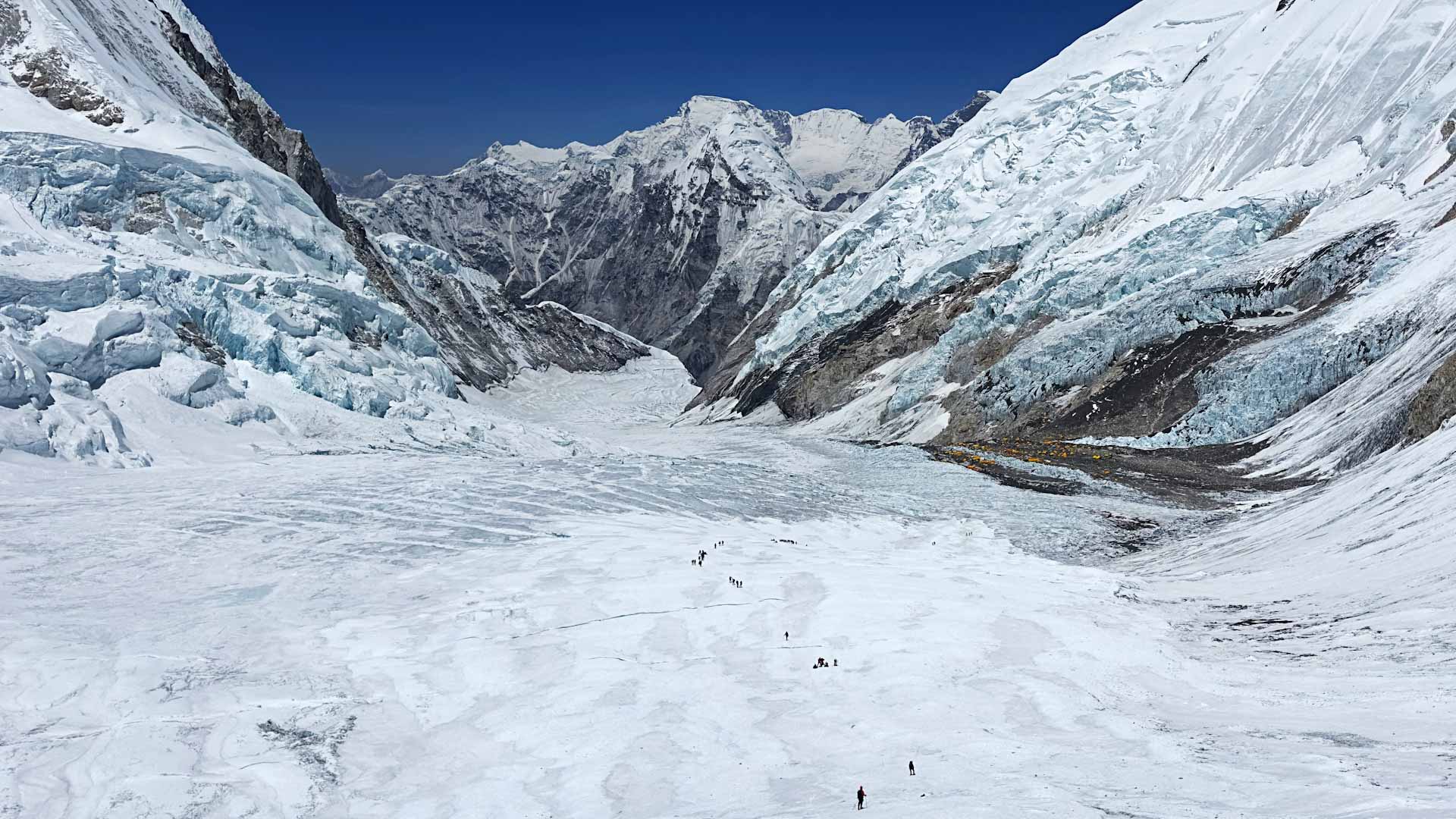 عاصفة ثلجية تضرب جبل إيفرست وفرق الإنقاذ تنقذ مئات السياح 