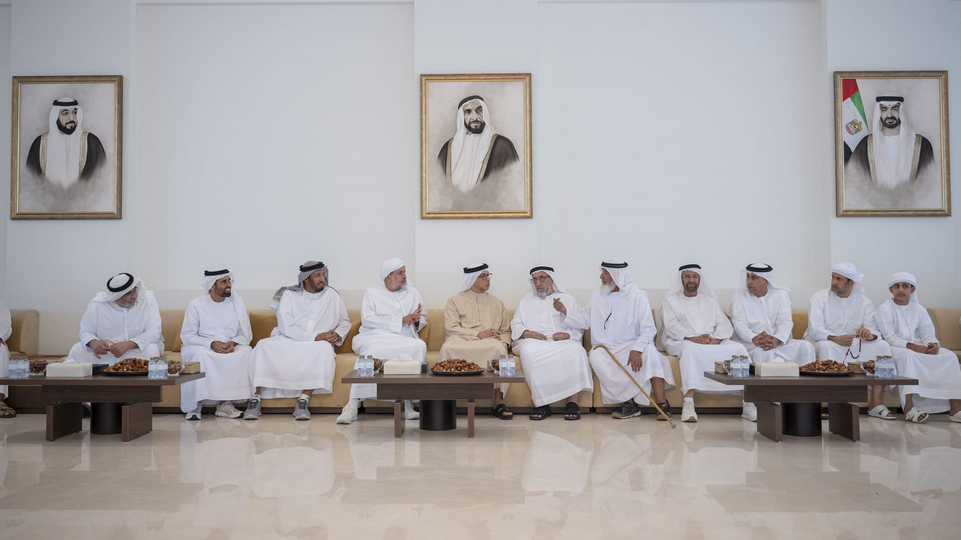 منصور بن زايد يعزي محمد علي عفصان المنصوري في وفاة والدته 