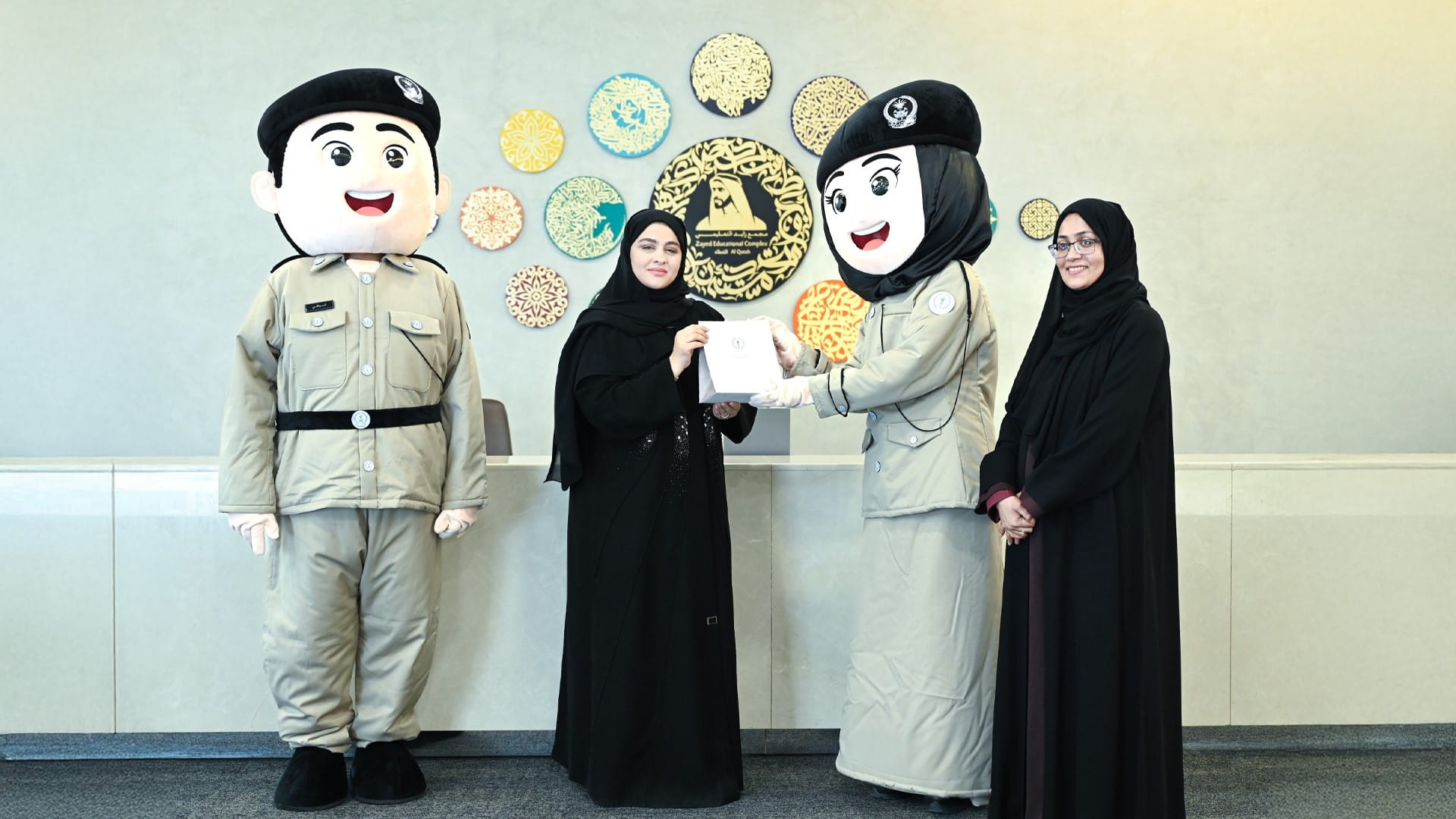 شرطة الشارقة تجدد الوفاء لصناع الأجيال في يوم المعلم العالمي 