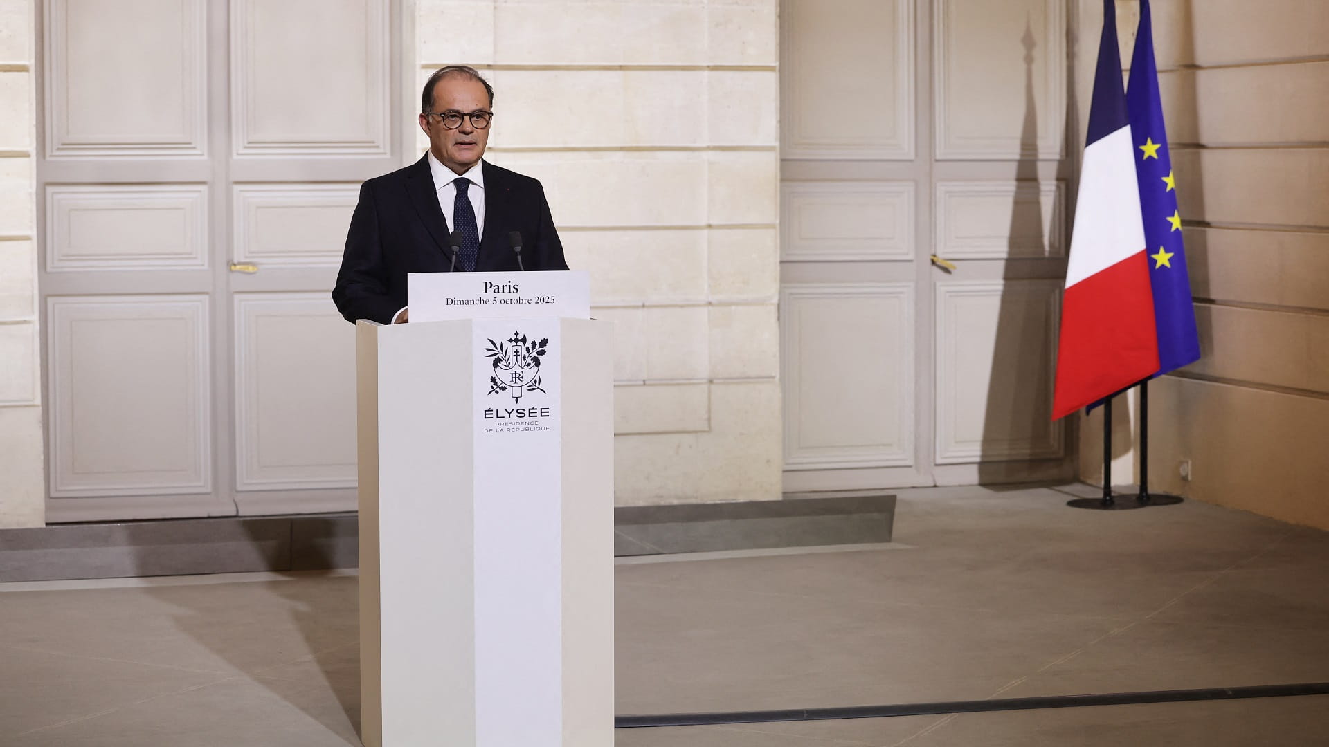 ماكرون يعين حكومة فرنسية جديدة برئاسة سيباستيان لوكورنو