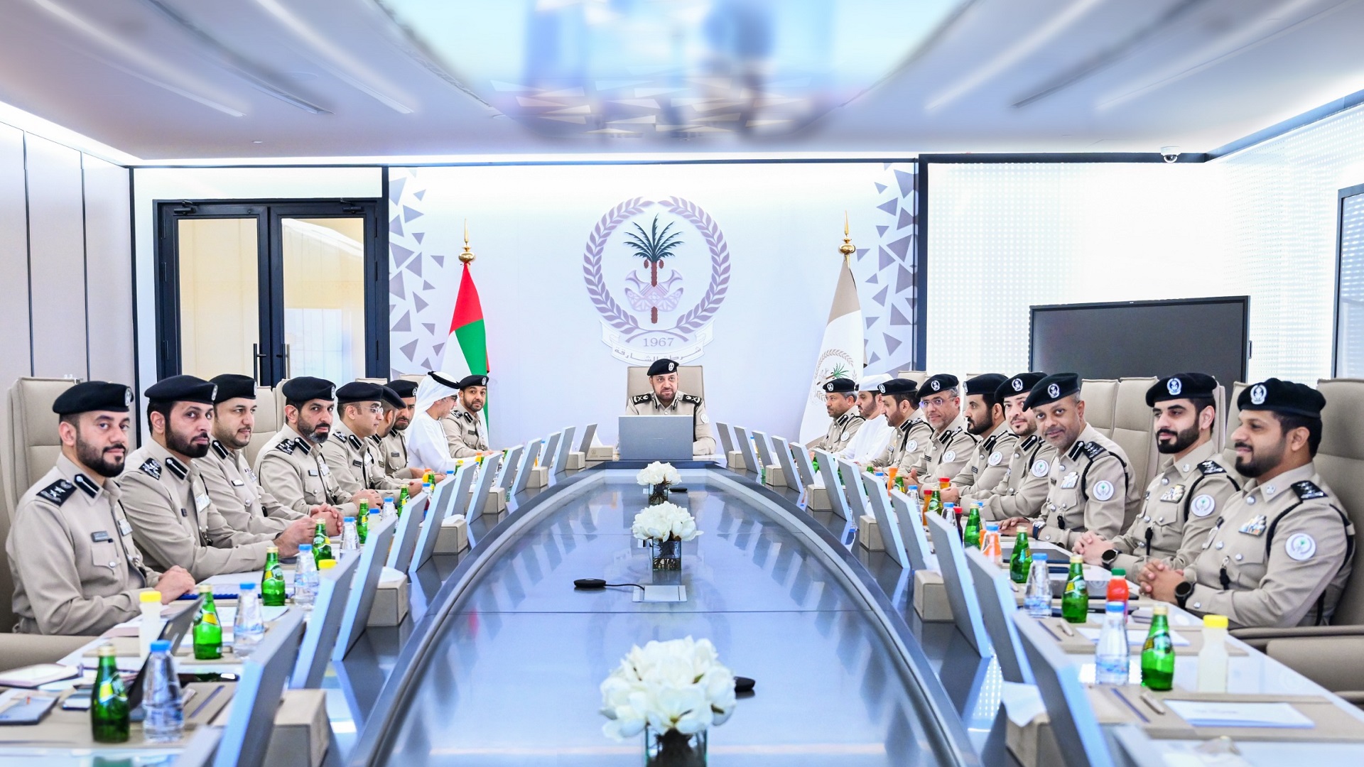 مجلس القيادة العليا لشرطة الشارقة يبحث تعزيز كفاءة الأداء الأمني 