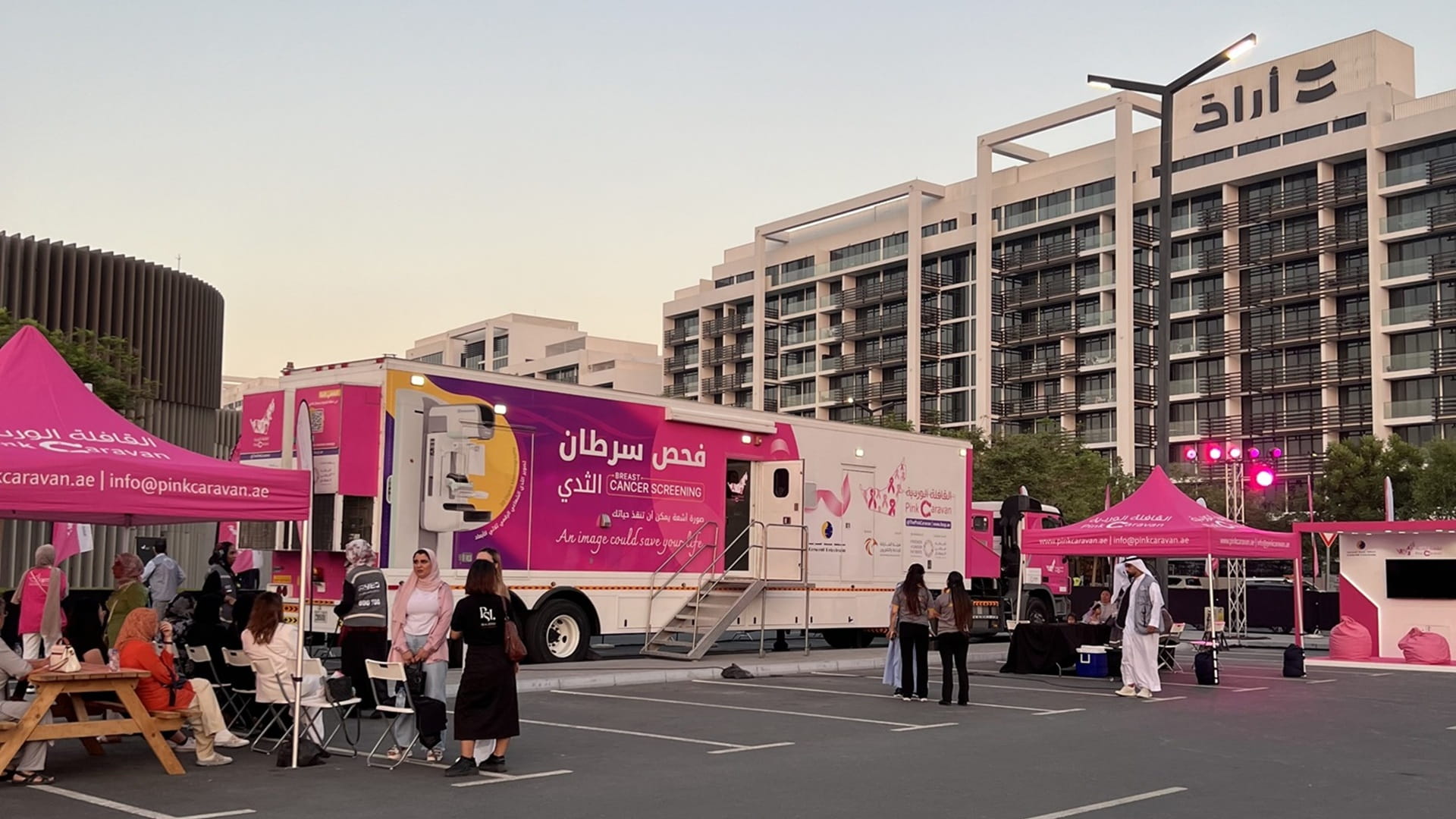 "القافلة الوردية" تنظم أنشطة ترفيهية وعائلية بالجادة في الشارقة