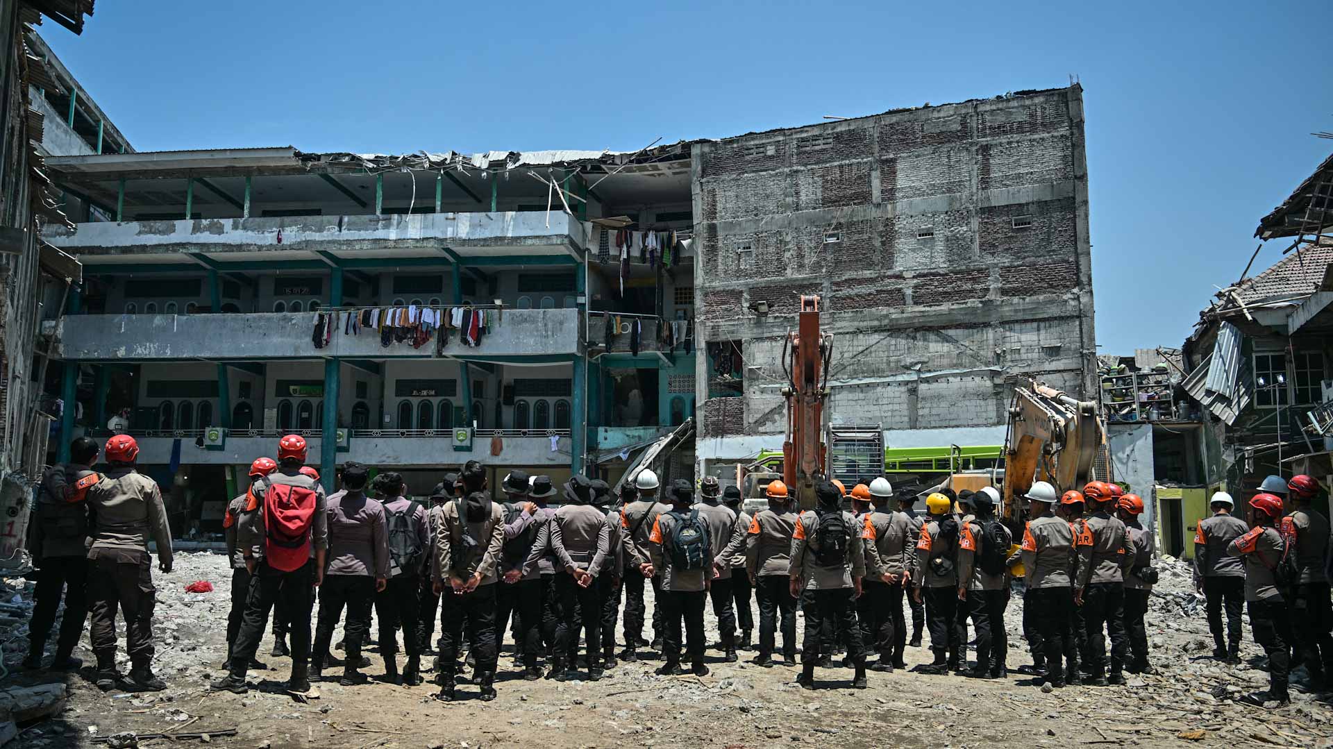 حصيلة انهيار المدرسة بإندونيسيا تصعد إلى 67 مع انتهاء عمليات البحث