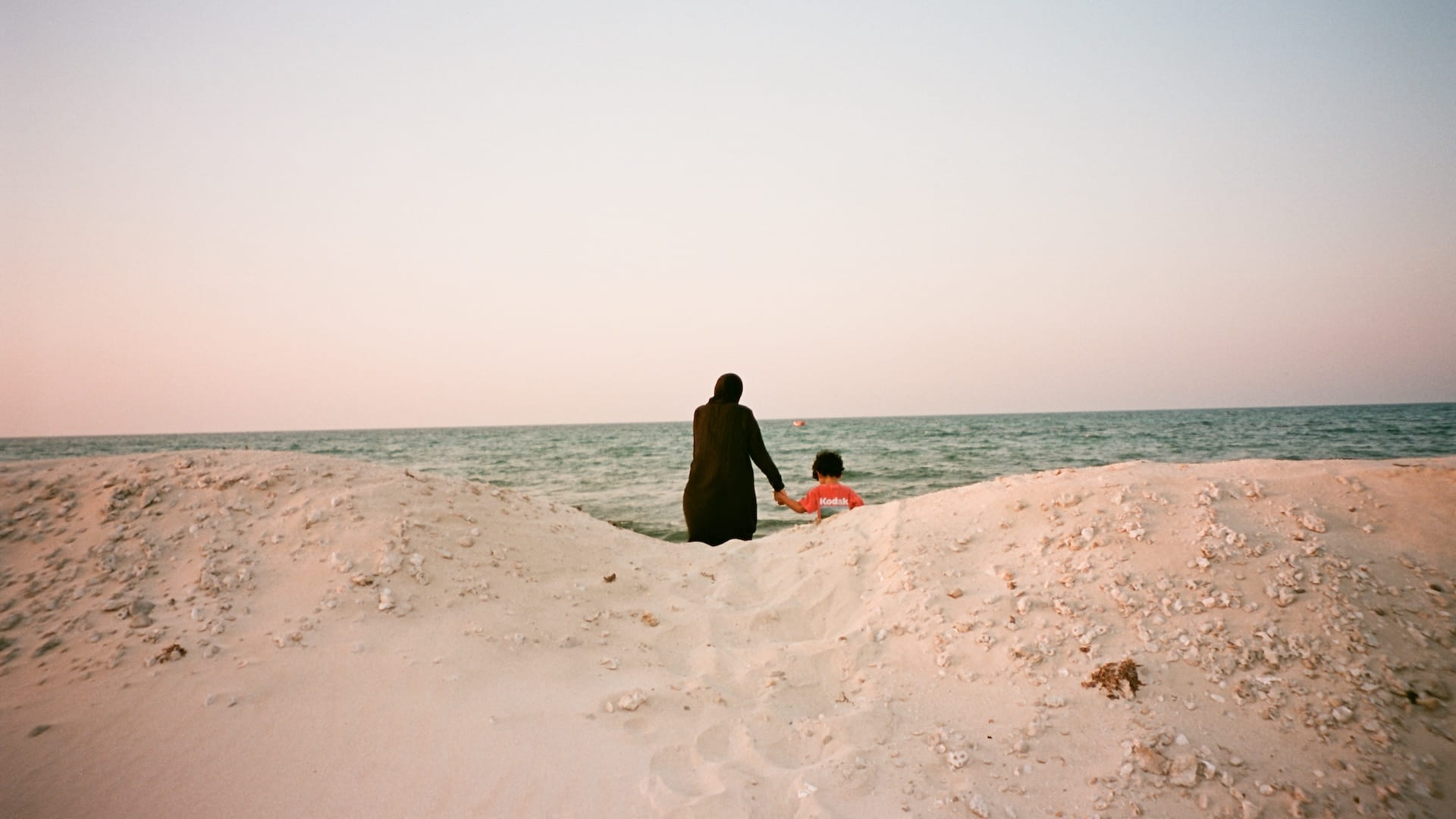 مبادرة "عام المجتمع" تطلق حملة "من الـ(بـ) في حياتكم؟" الوطنية