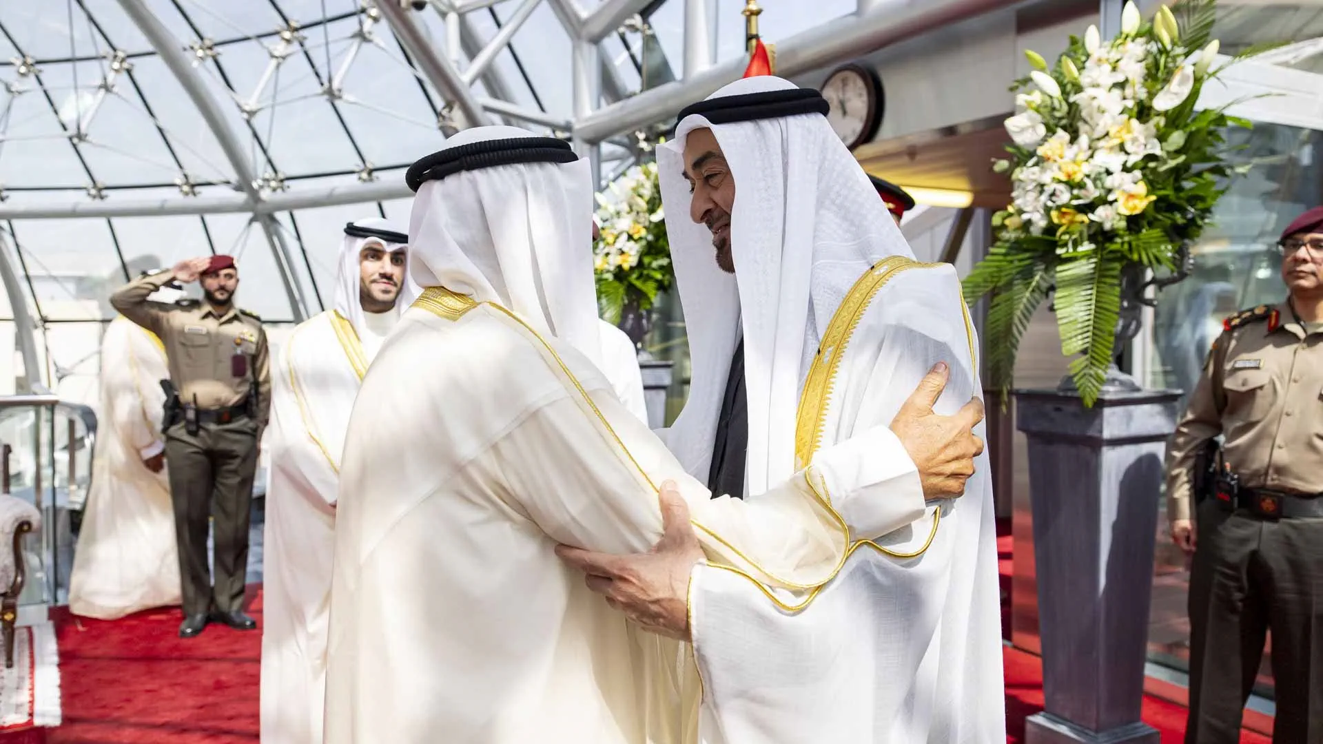 UAE President arrives in Kuwait on fraternal visit, received by Kuwaiti Emir