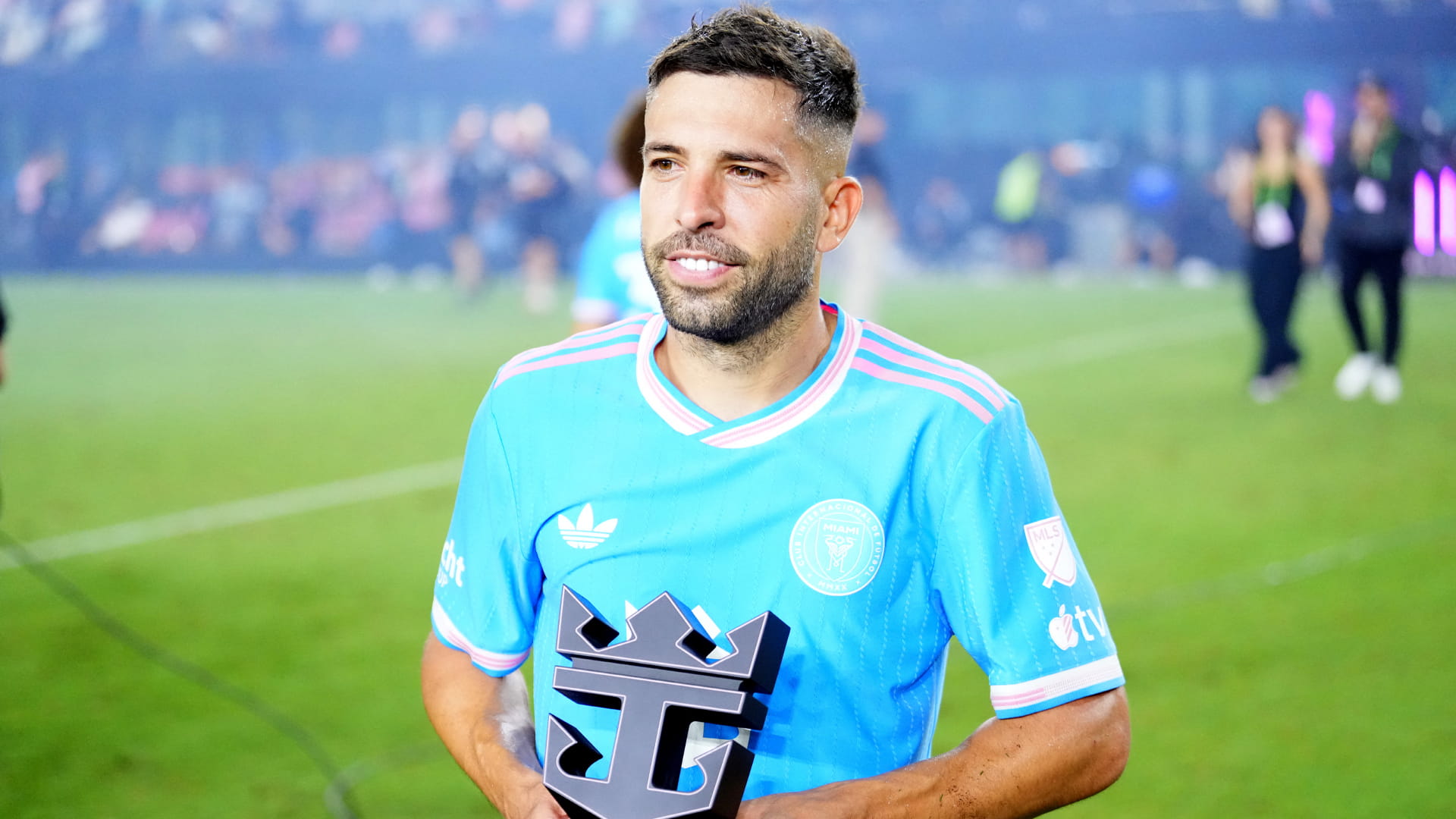 الإسباني ألبا يعلن اعتزاله كرة القدم في نهاية العام الجاري