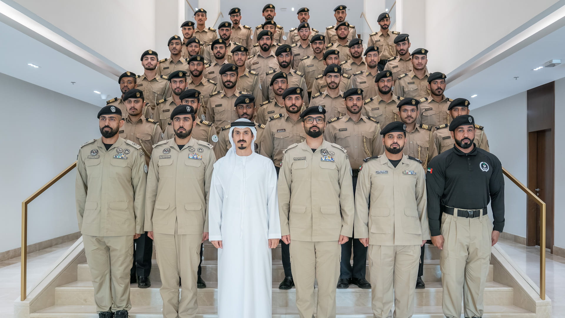 الحرس الأميري يعرّف طلبة أكاديمية الشارقة بمهام حماية الشخصيات 