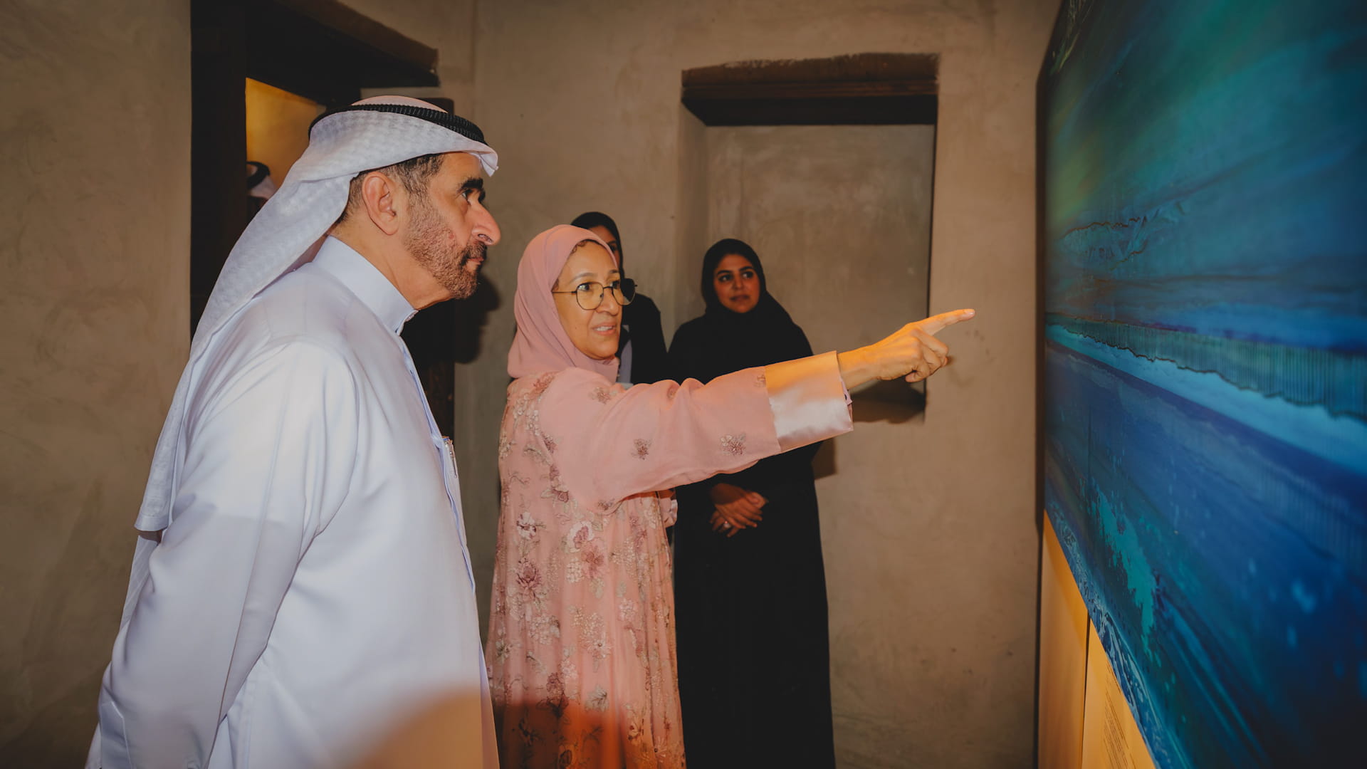 هيثم القاسمي يفتتح معرض"أطياف الزمن الجميل" ويبرز التراث الإماراتي 