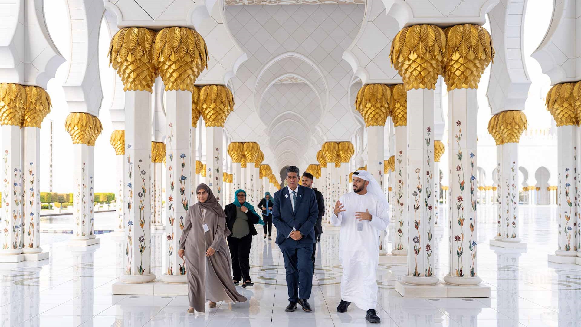 رئيس بالاو يزور جامع الشيخ زايد الكبير في أبوظبي 