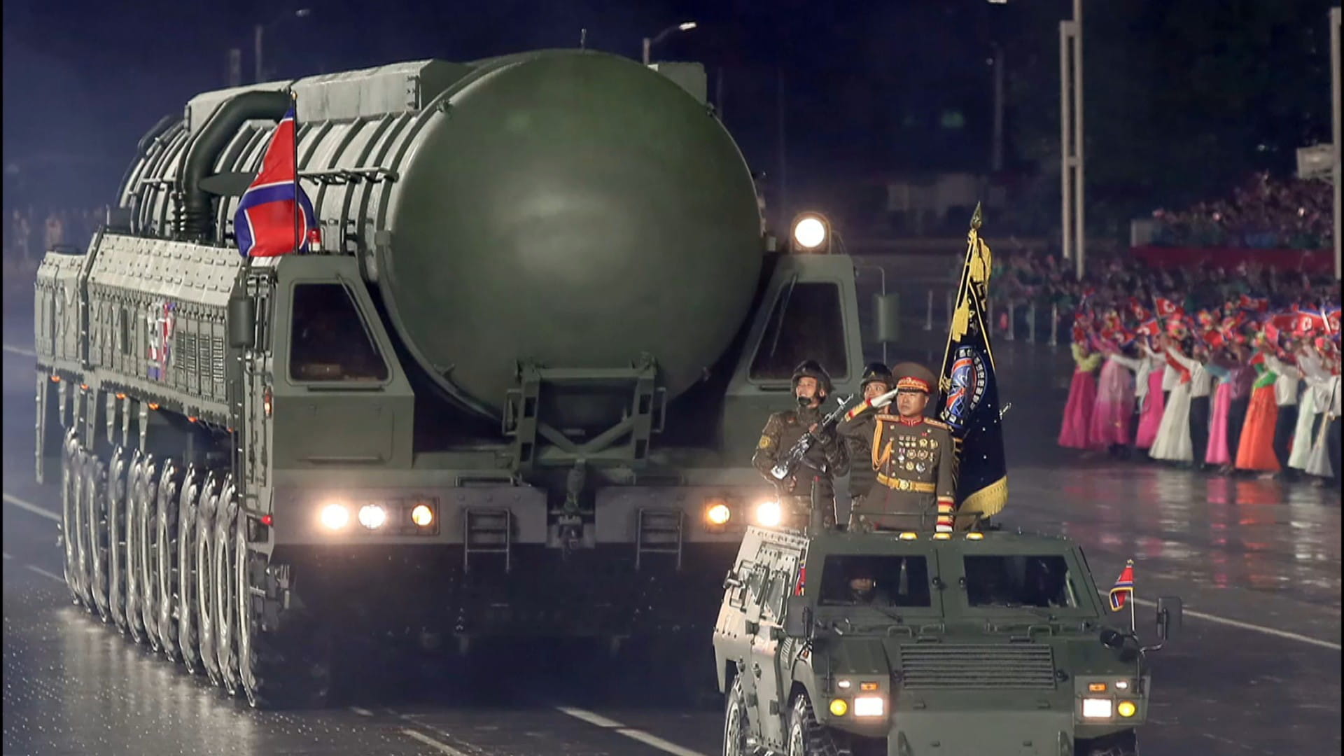 كوريا الشمالية تنظم عرضاً عسكرياً ضخماً رفقة صواريخ عابرة للقارات