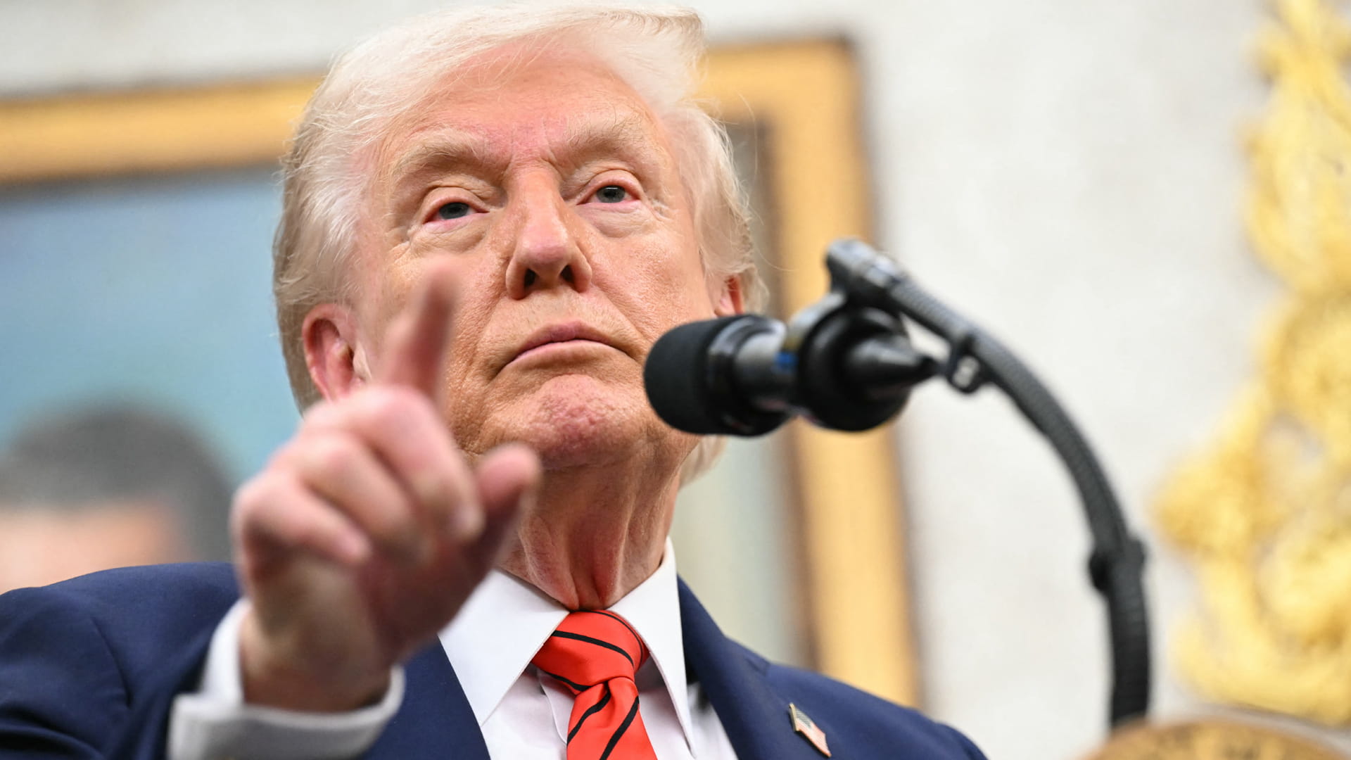 بعدما خسر نوبل..ترامب يعود لنهجه ويفرض ضريبة إضافية 100% على الصين 