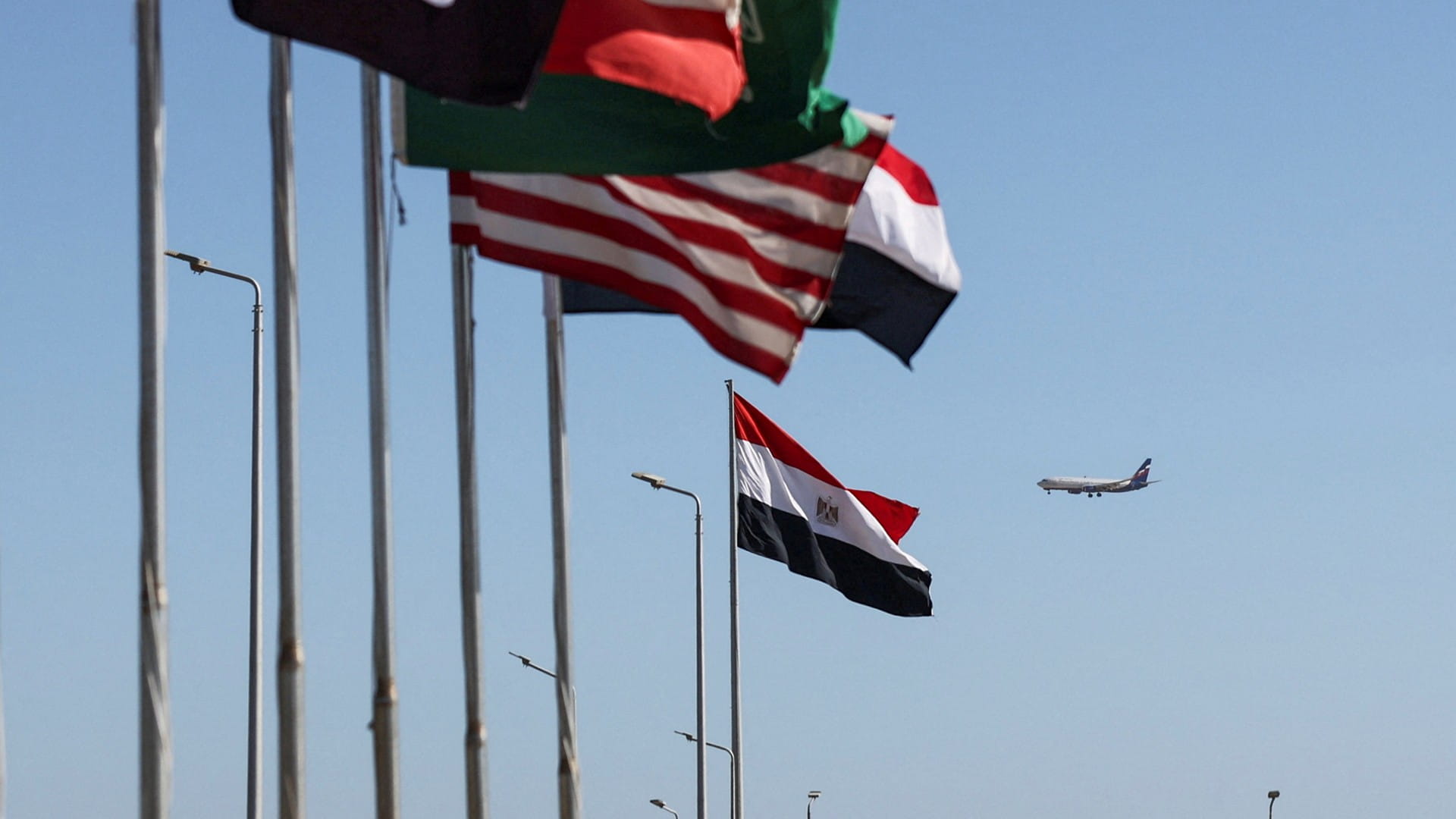 استشهاد 3 دبلوماسيين قطريين وإصابة اثنين في حادث مرور أليم بمصر 