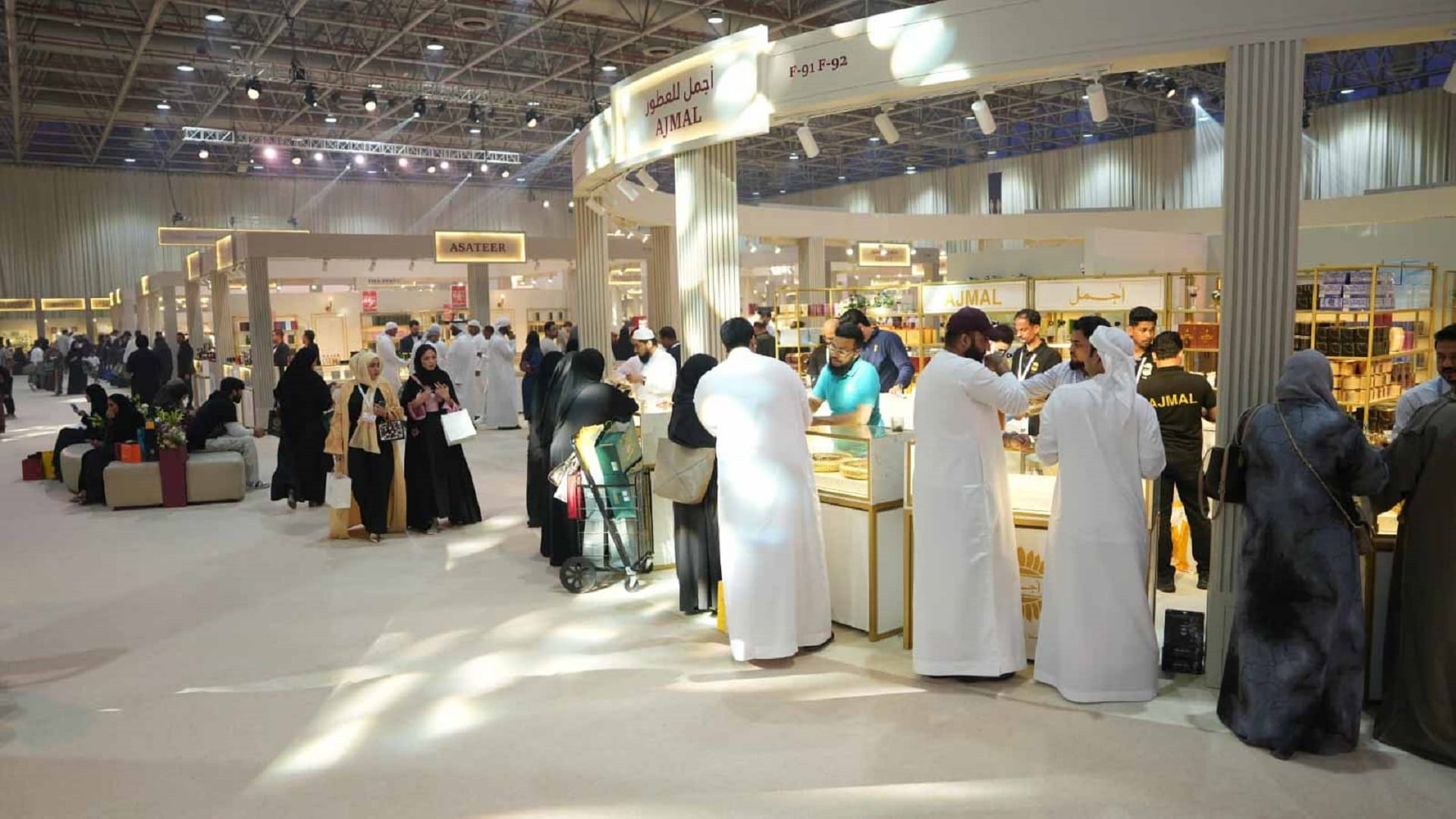 معرض "الإمارات للعطور والعود 2025" يستقطب 40 ألف زائر خلال 10 أيام