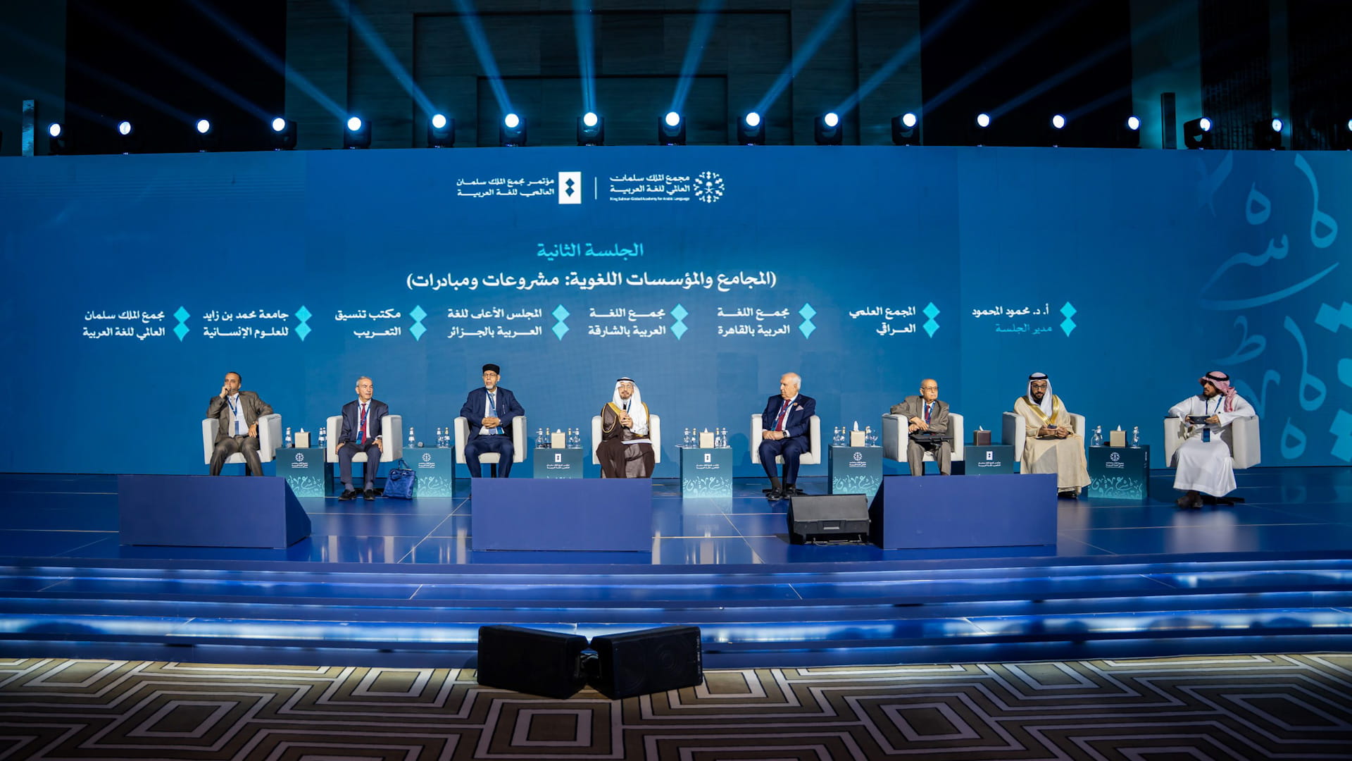 مجمع اللغة العربية بالشارقة يبرز مبادراته في مؤتمر الرياض