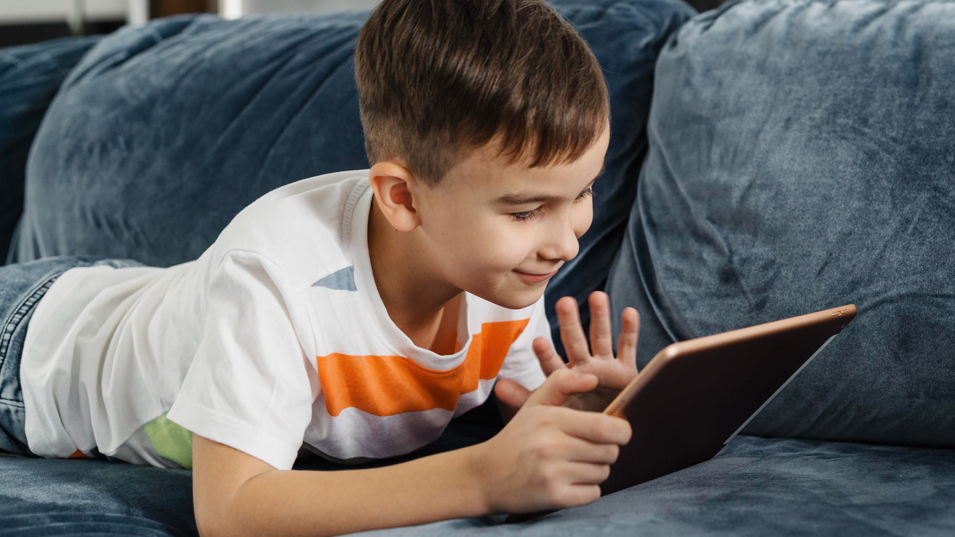 الإفراط في استخدام الشاشات يضعف التحصيل الدراسي للأطفال 