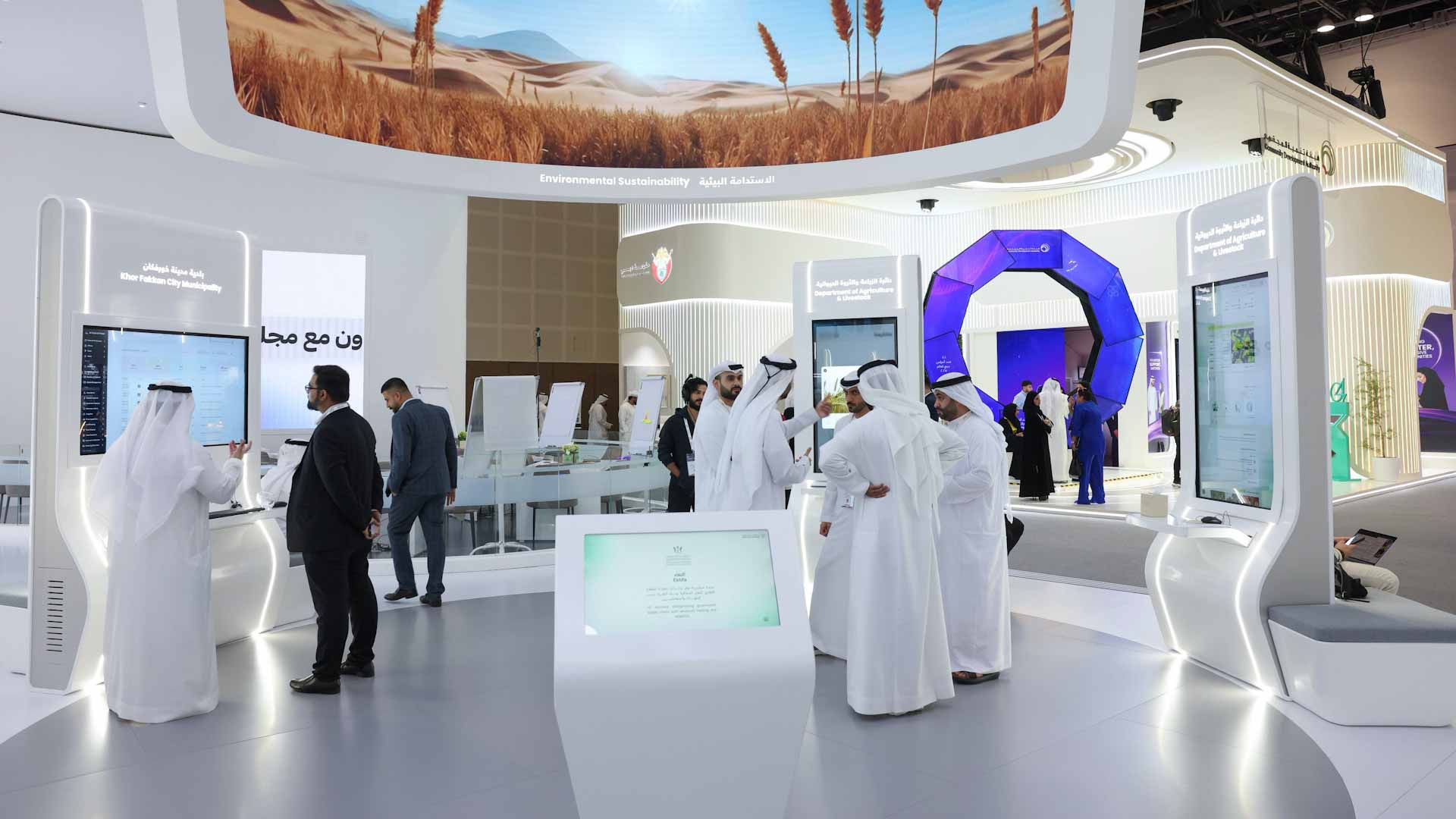 جناح حكومة الشارقة يعرض تجارب رقمية مبتكرة في جيتكس 2025 