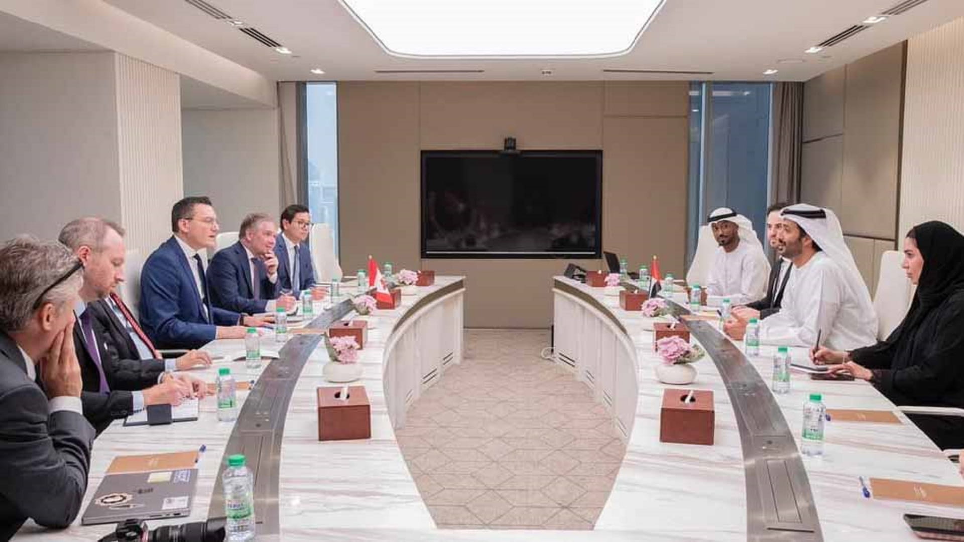 الإمارات وكندا تبحثان فرص تنمية الشراكات الاقتصادية