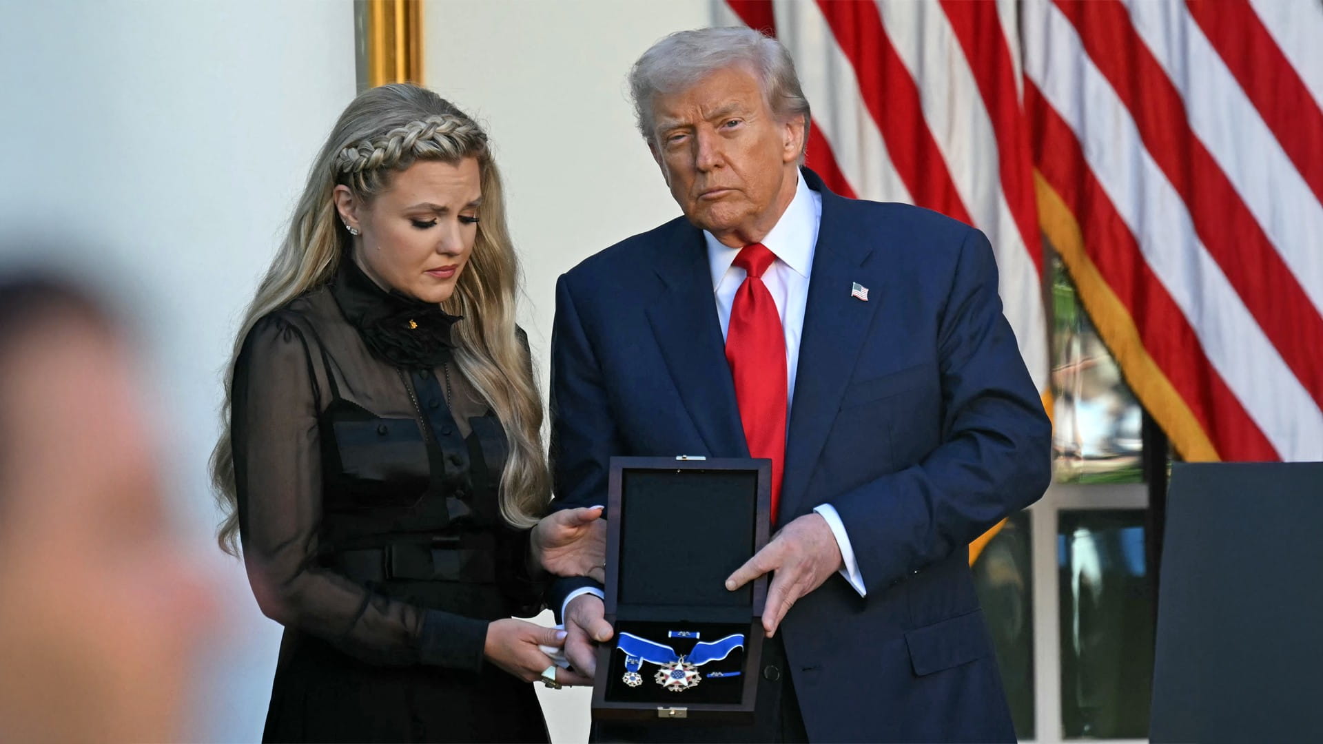 ترامب يقلّد شهيد الحقيقة والحرية الراحل كيرك أرفع وسام مدني أميركي 