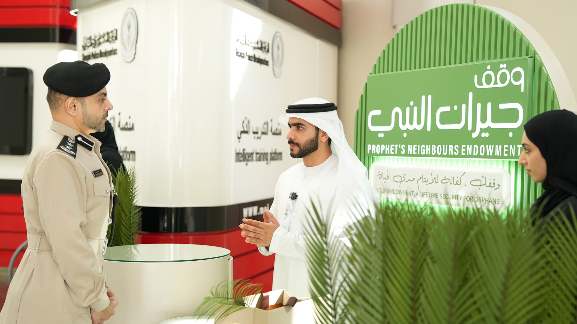 صورة بعنوان: "تمكين الشارقة" تعرف بمشروع "جيران النبي" في مركز المرور والتراخيص 