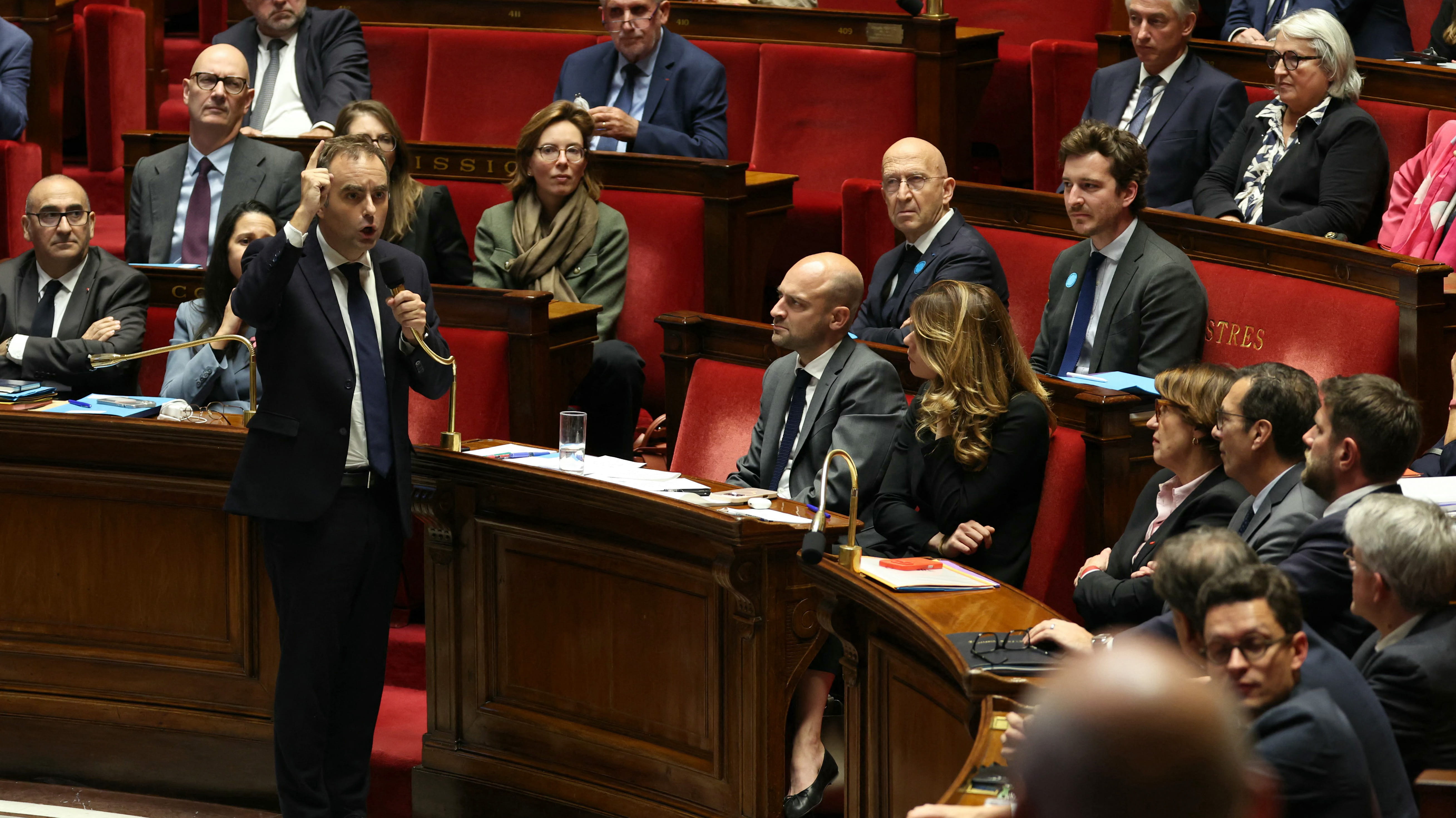 رئيس الوزراء الفرنسي يتخطى تصويتين لحجب الثقة عن حكومته 