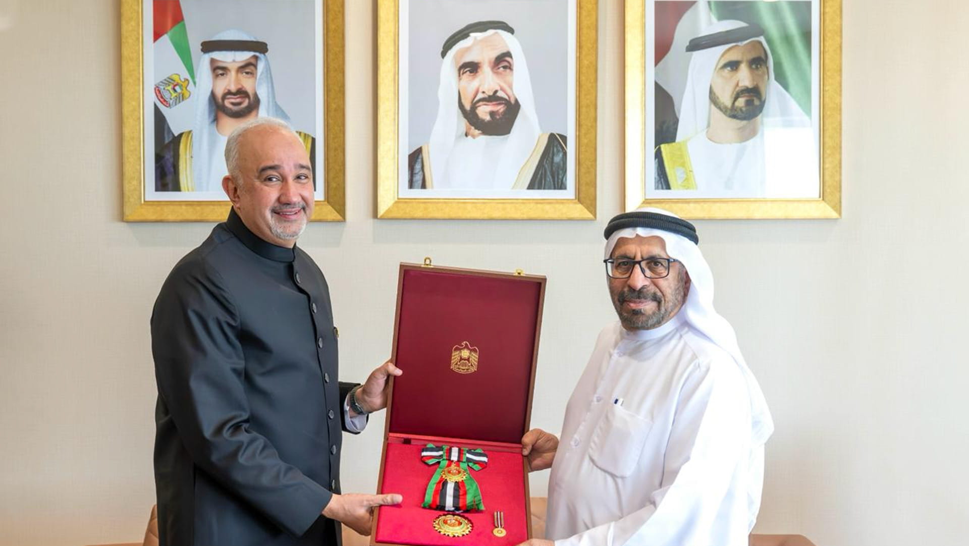 رئيس الدولة يمنح سفير باكستان وسام زايد الثاني من الطبقة الأولى 