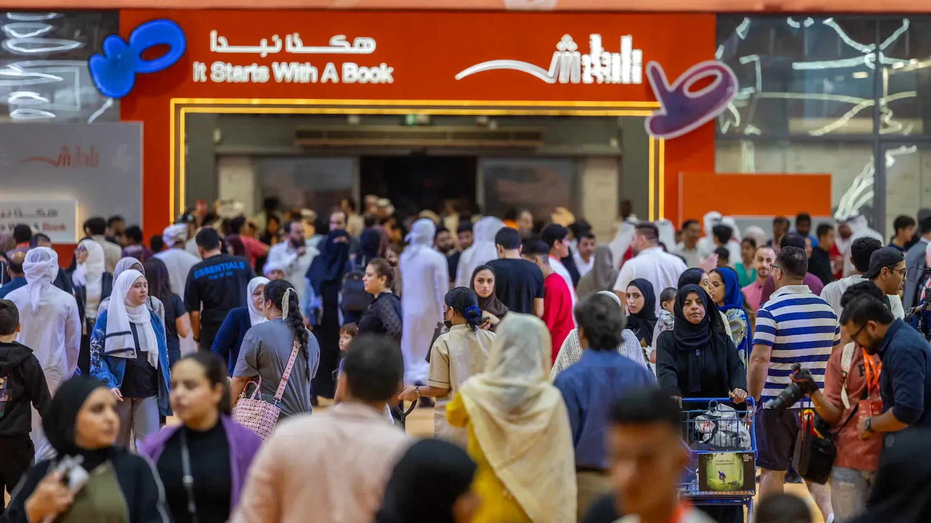 "الشارقة الدولي للكتاب 2025" يستضيف كوكبة من الكتّاب والمفكرين 