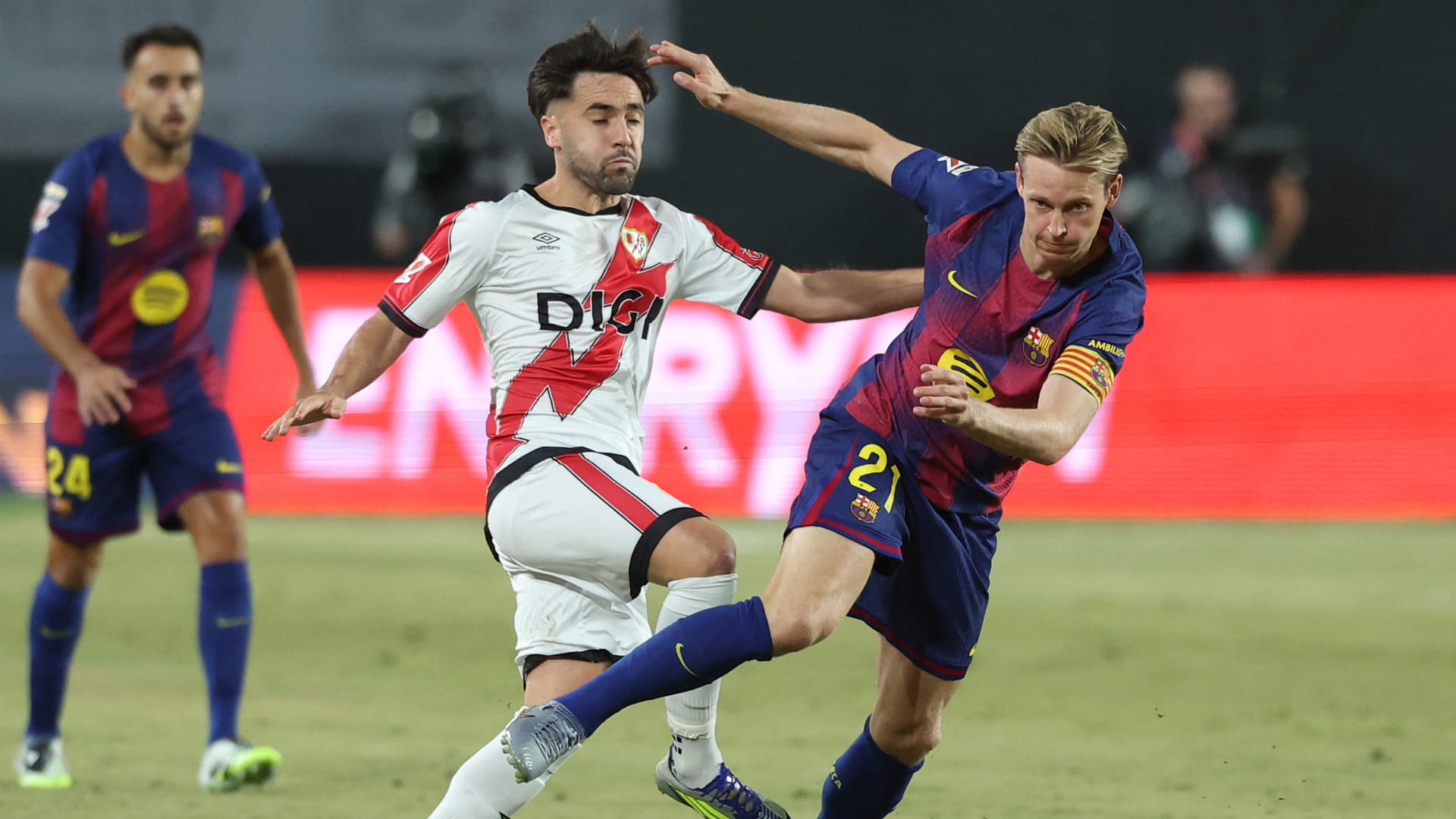 نادي برشلونة يجدد عقد نجمه فرانكي دي يونغ 