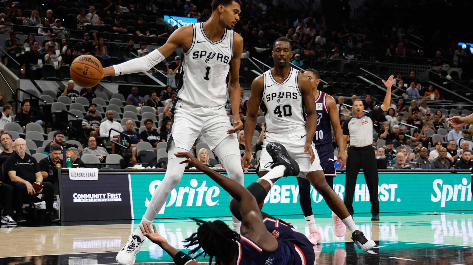 سان أنطونيو سبيرز يمدد عقد الفرنسي فيكتور ويمبانياما 