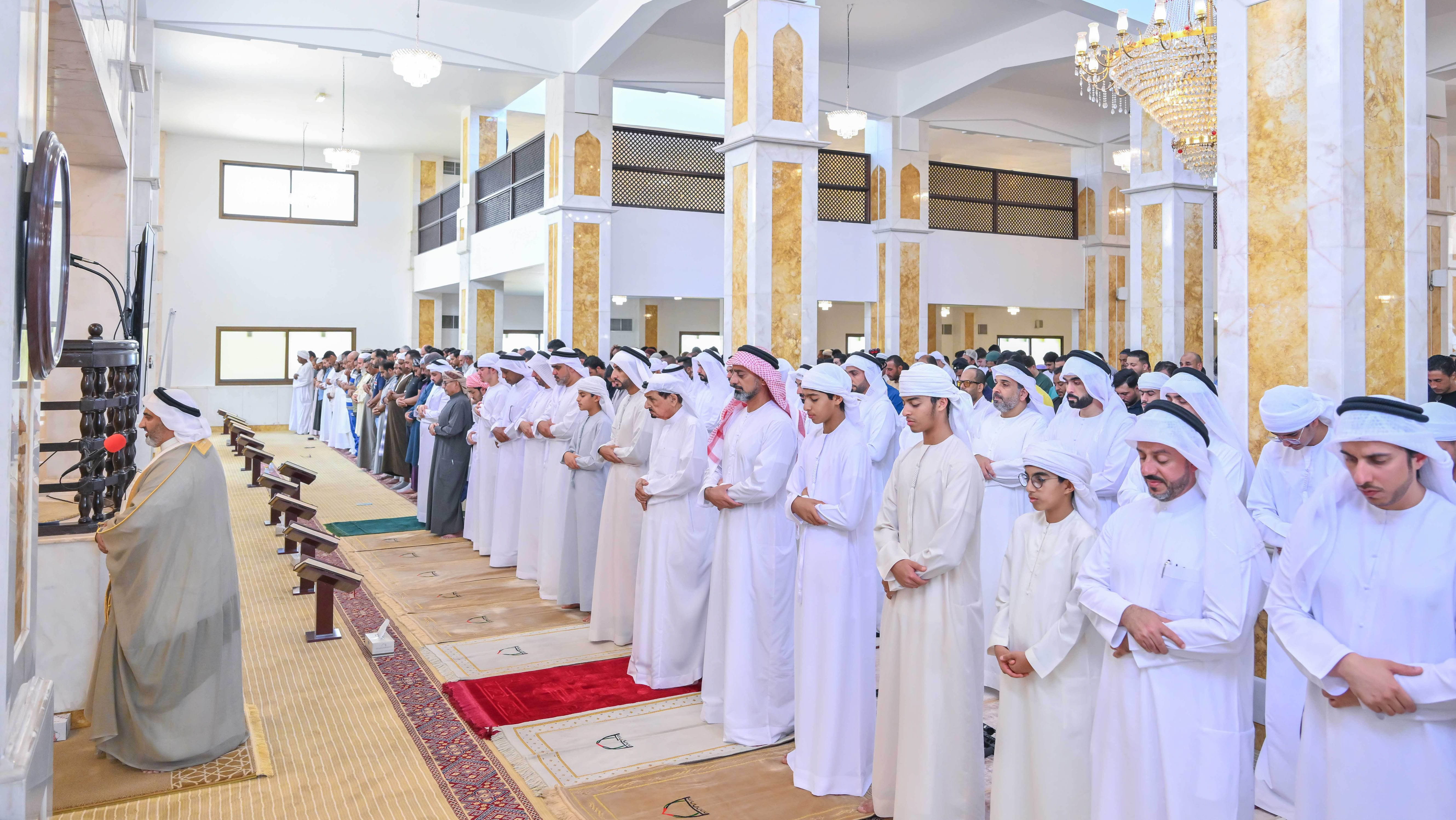 حميد بن راشد يؤدّي صلاة الاستسقاء في عجمان 