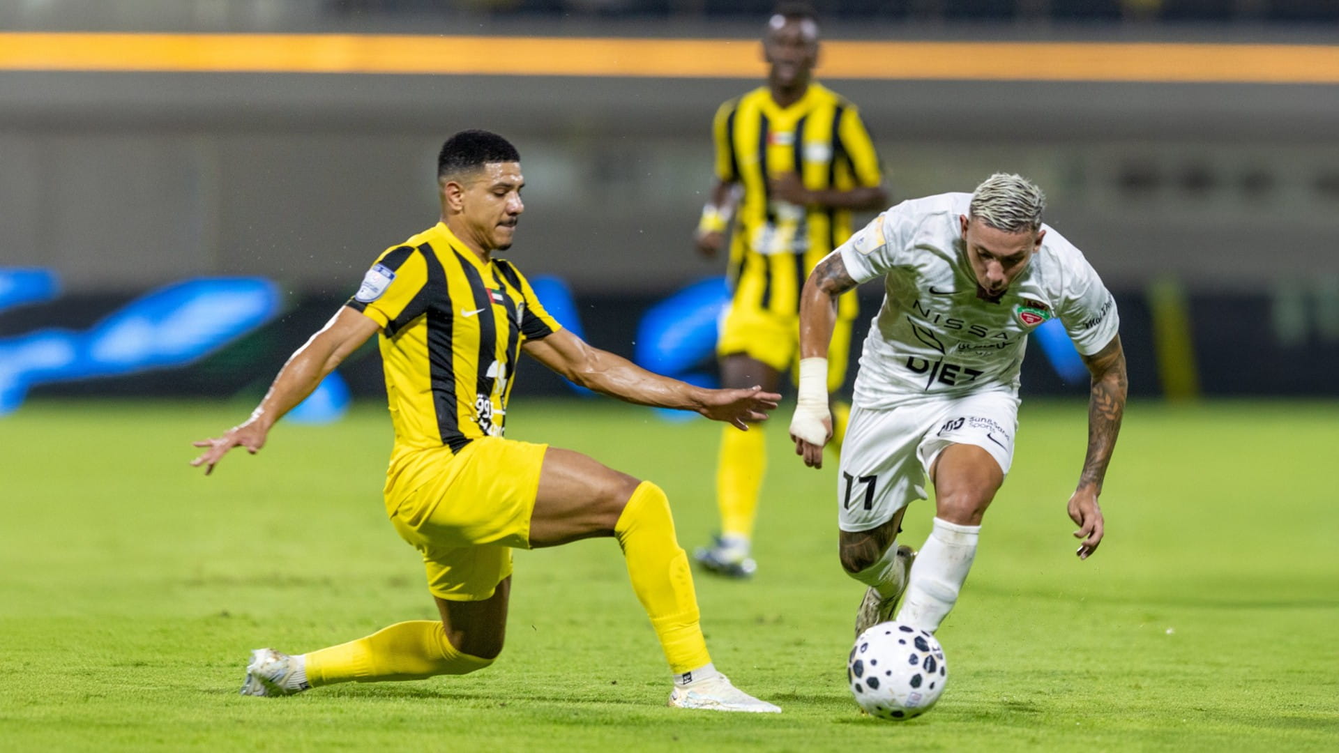 التعادل السلبي يحسم لقاء كلباء وشباب الأهلي بدوري أدنوك للمحترفين 