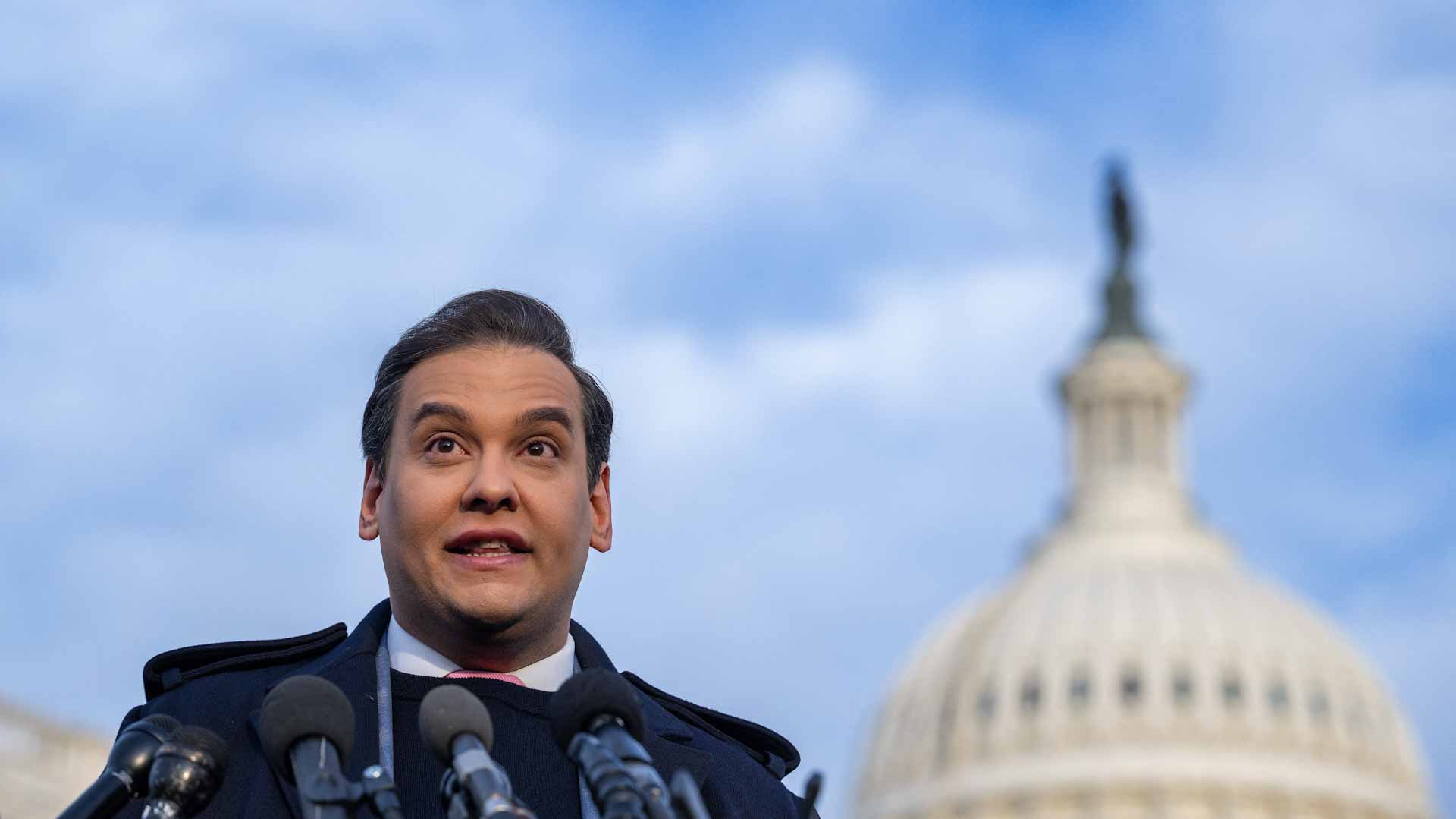 عفو جزئي من ترامب يُنهي سجن سانتوس ويعيده للمشهد السياسي 