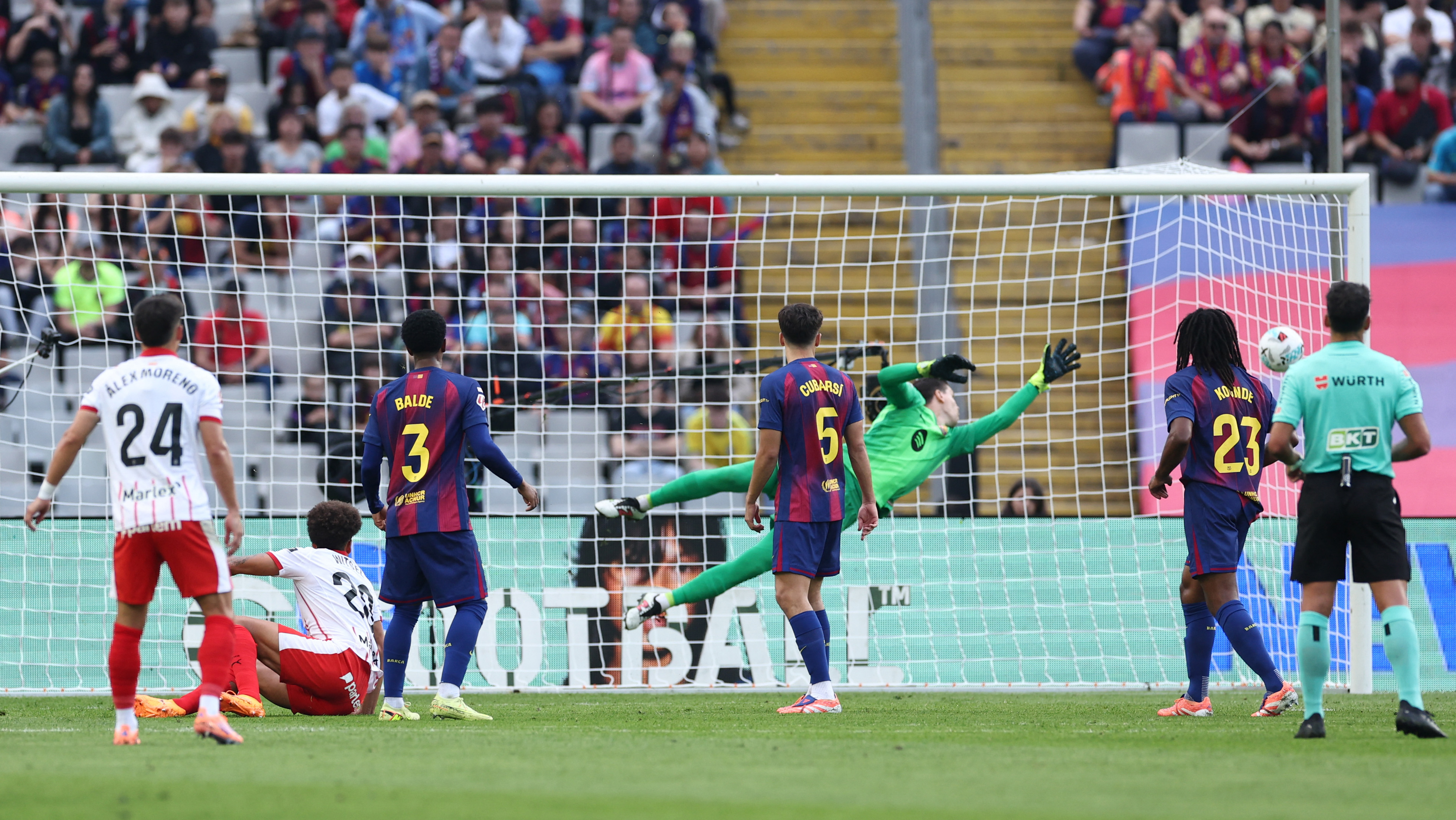 أراوخو ينقذ برشلونة من فخ جيرونا ويمنحه صدارة الدوري الإسباني 