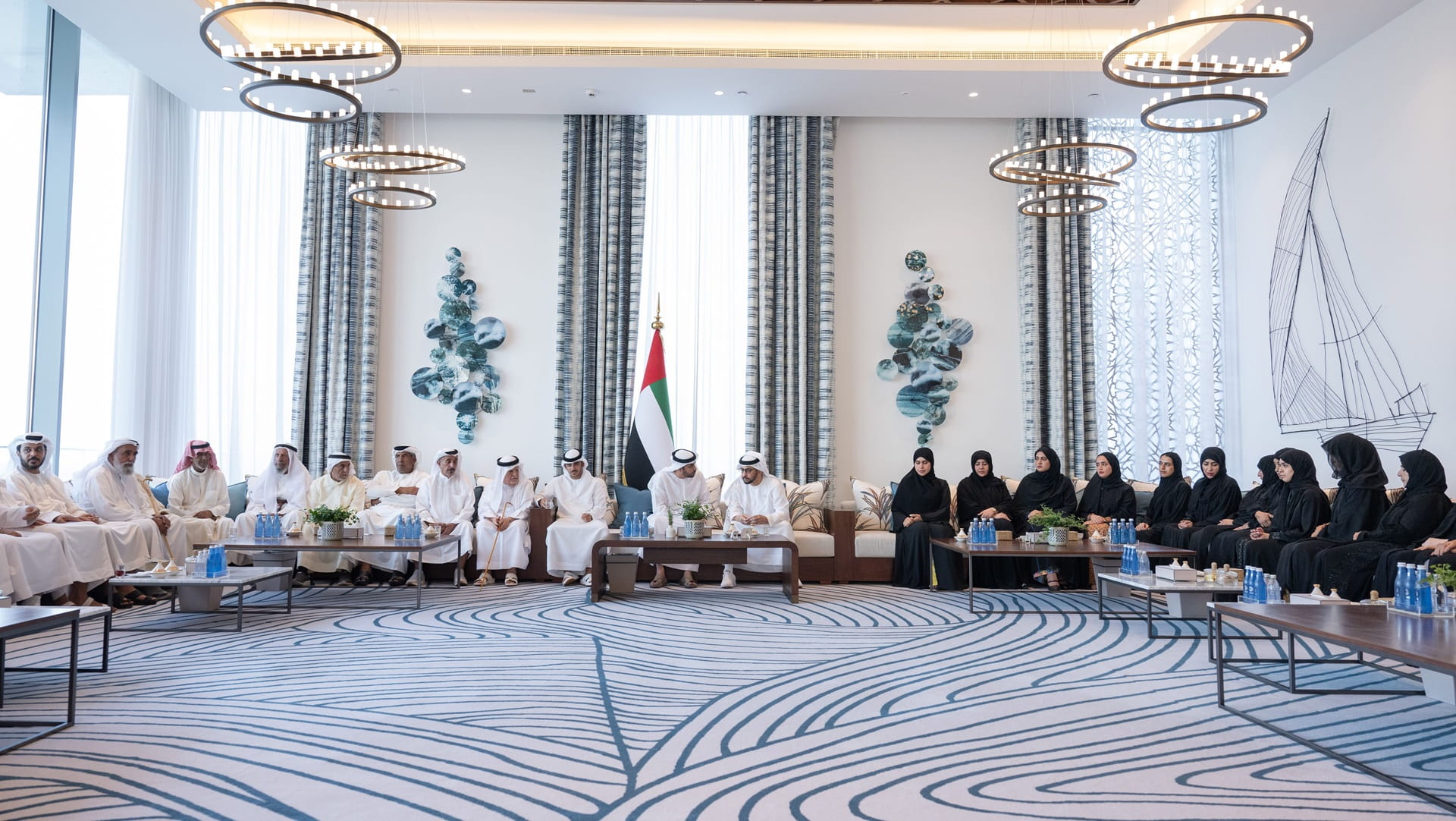 حمدان بن زايد يتبادل مع مواطني الظفرة الأحاديث حول الخدمات المقدمة 