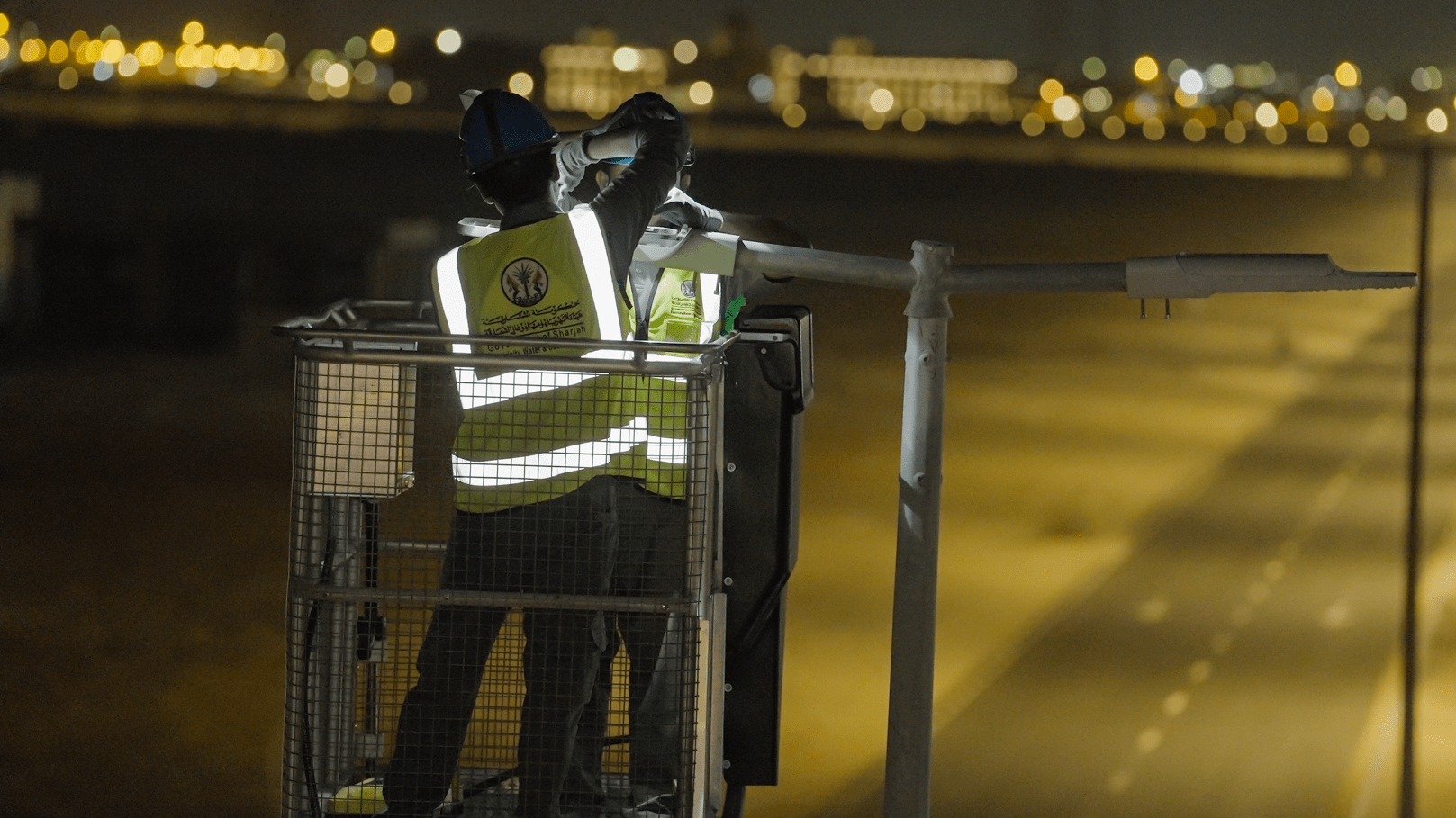 كهرباء الشارقة تنير طرق مزيرعة بـ 568 عموداً حديثاً 