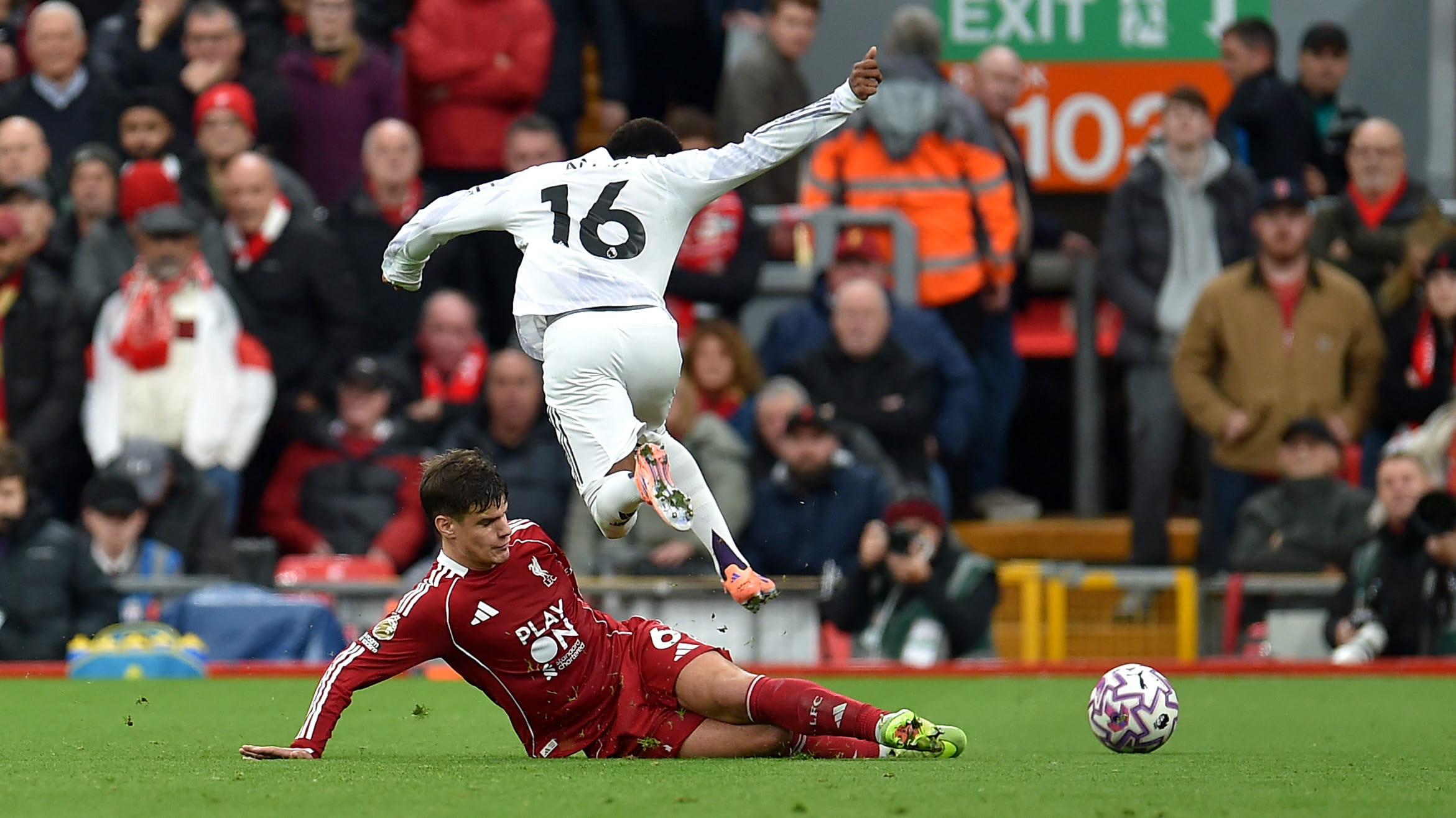 الدوري الإنجليزي: مانشستر يونايتد يواصل صحوته ويهزم حامل اللقب