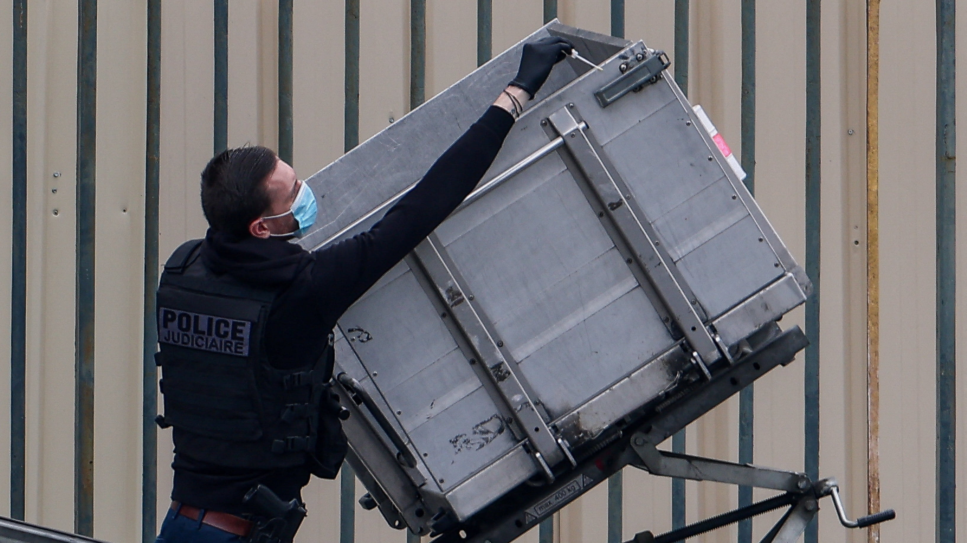 باريس: 4 لصوص سرقوا 8 حلي "لا تقدر بثمن" من متحف اللوفر  