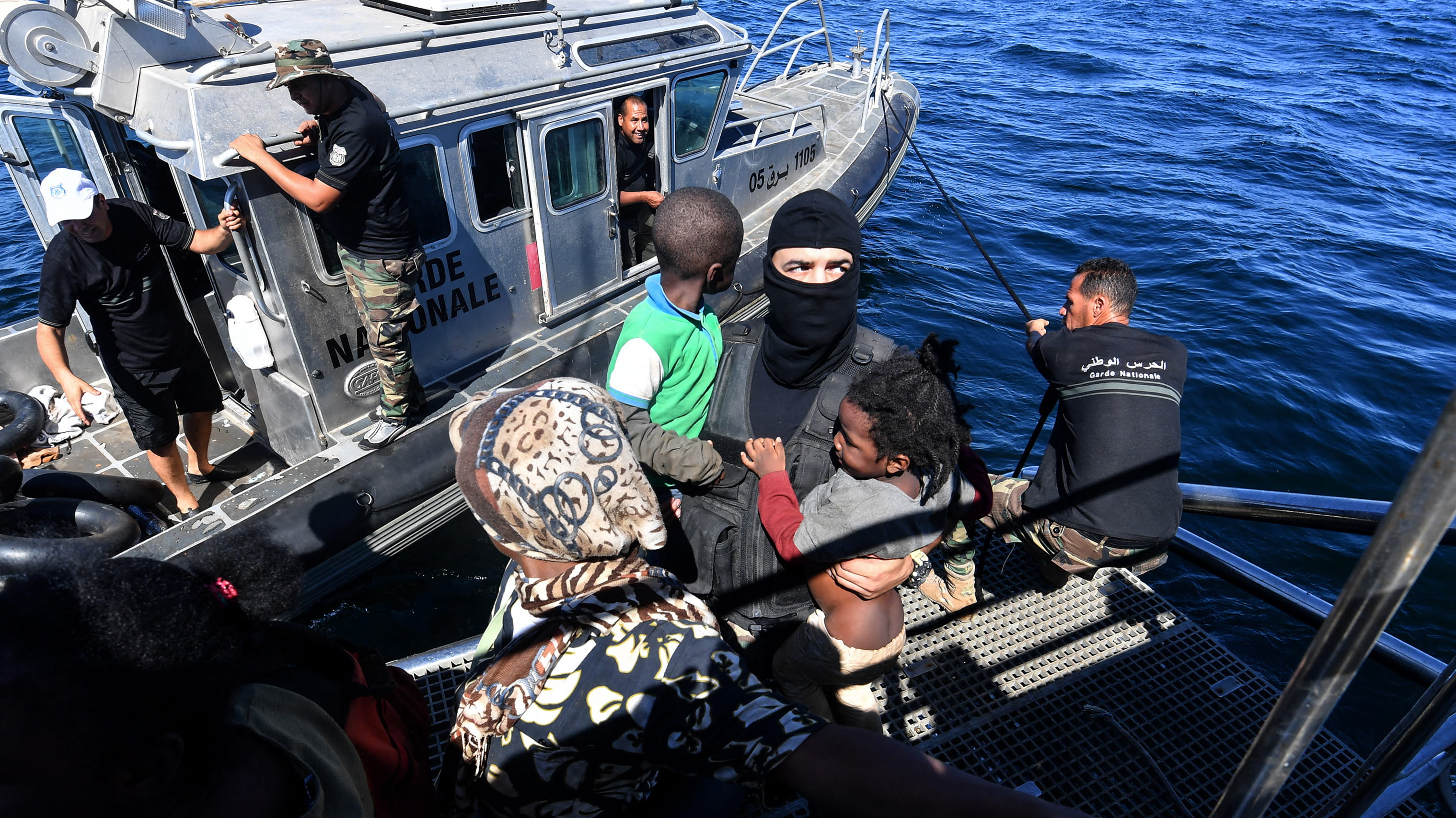 وفاة امرأة وفقدان 20 في غرق قارب يقل مهاجرين قبالة إيطاليا 