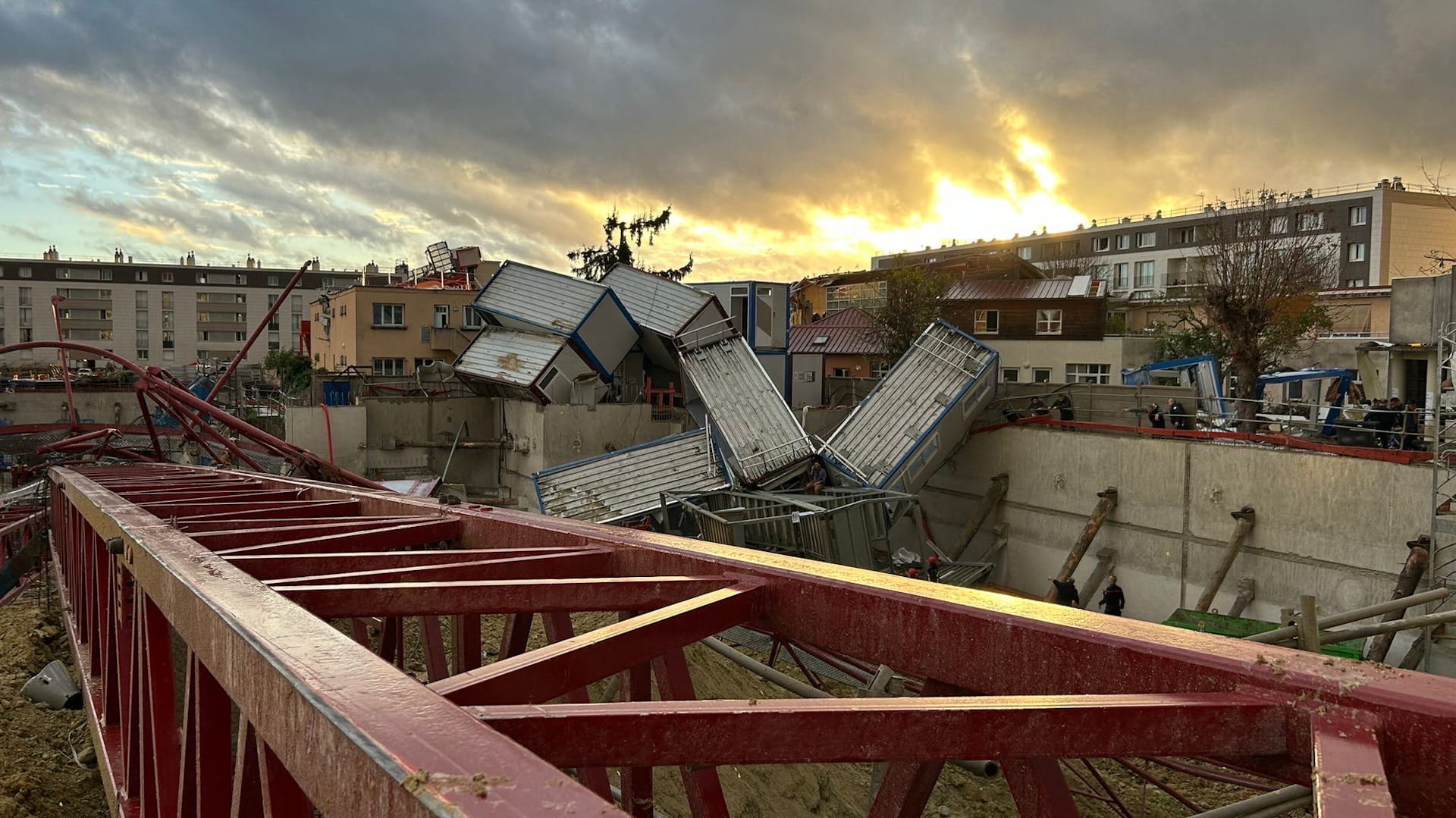 مقتل عامل وإصابة 9 بسقوط رافعات جراء عاصفة شديدة شمال باريس 