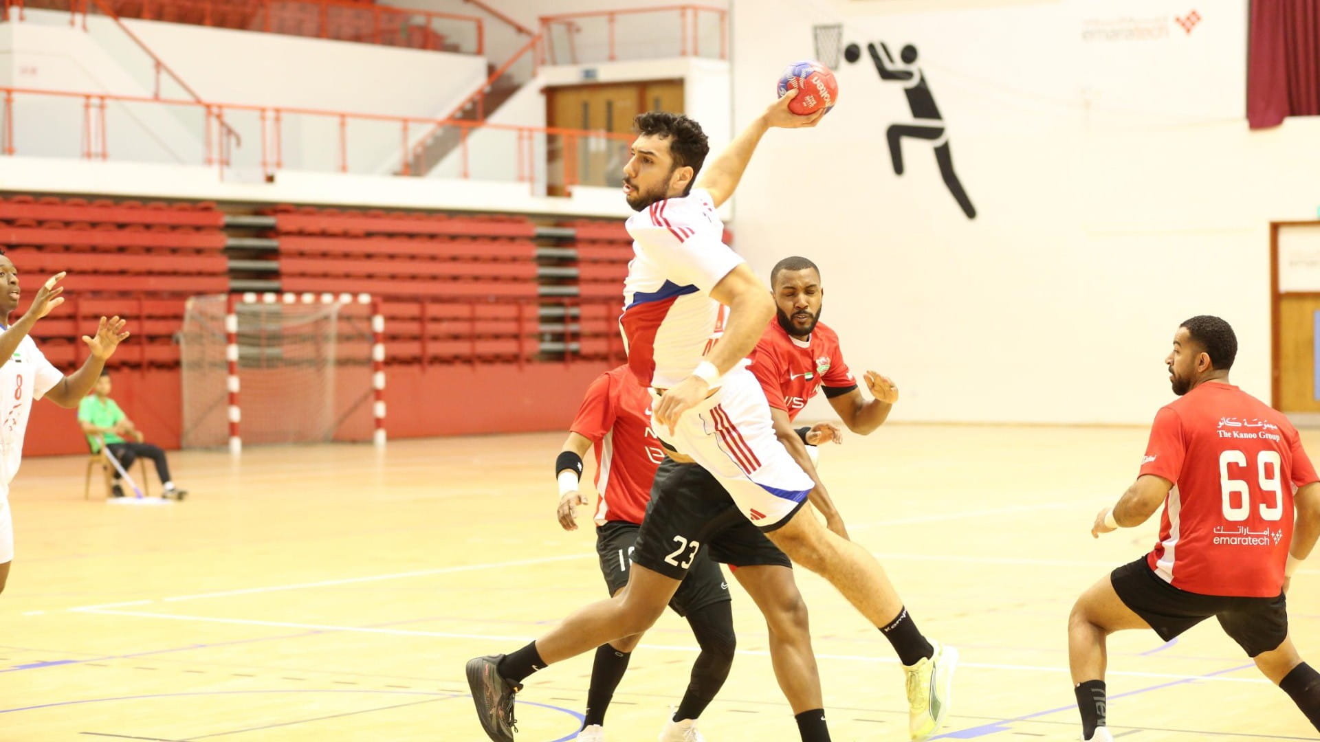 الشارقة ينفرد بصدارة دوري أقوياء اليد بالفوز على شباب الأهلي