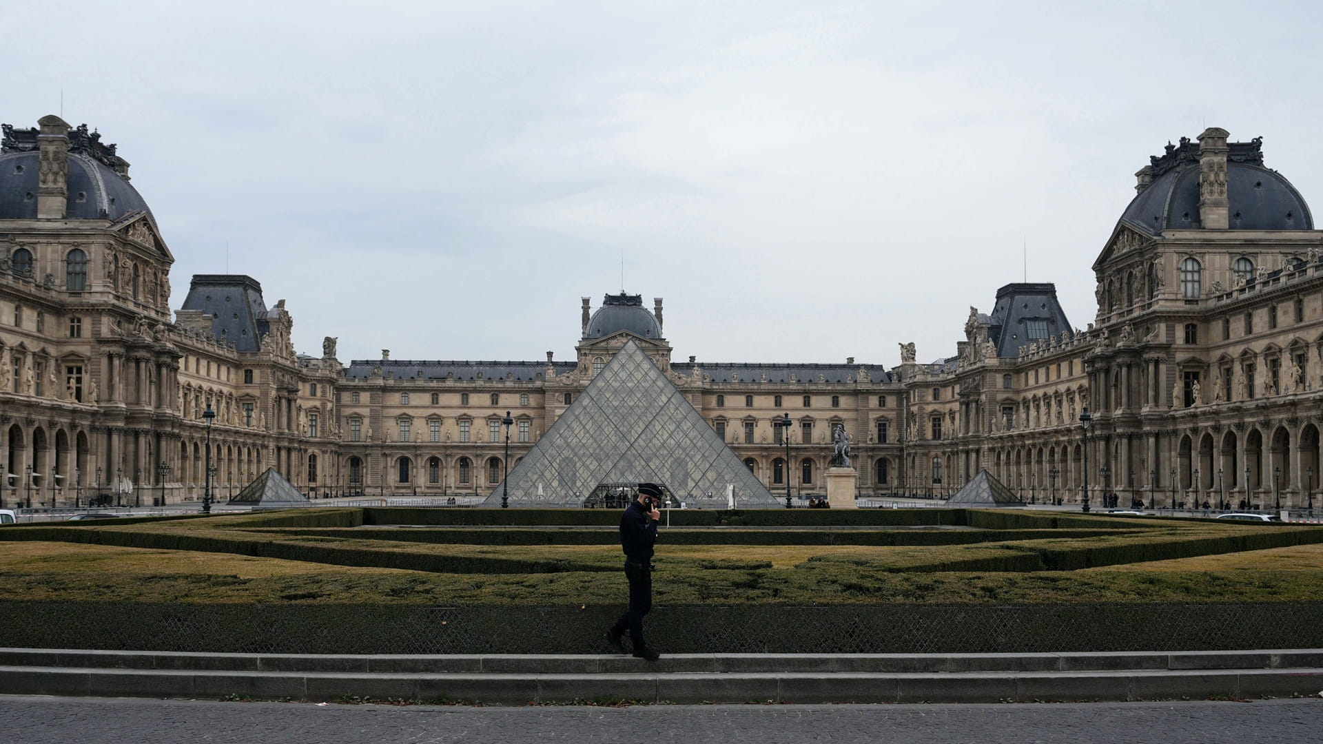 إدارة متحف اللوفر في باريس تقدر قيمة المسروقات بـ88 مليون يورو 