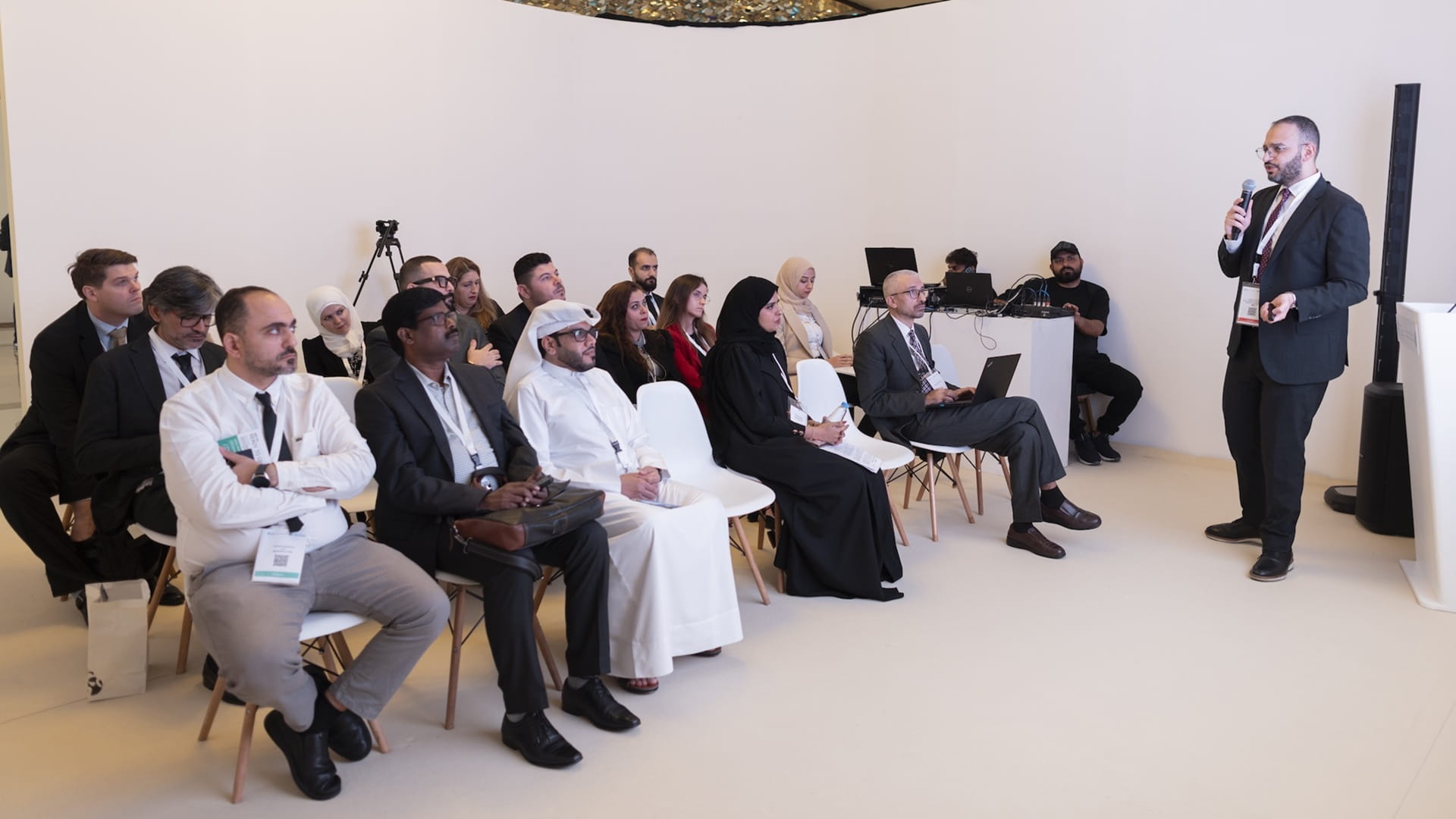 مسؤولون وخبراء يستعرضون مقومات البيئة الجاذبة للاستثمار بالشارقة  