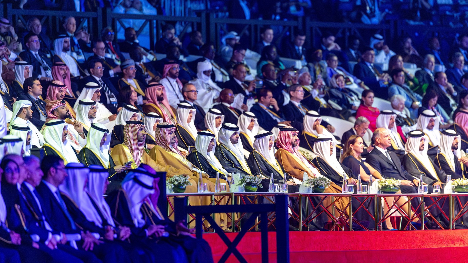 منصور بن محمد يشهد حفل افتتاح الألعاب الآسيوية للشباب في البحرين 