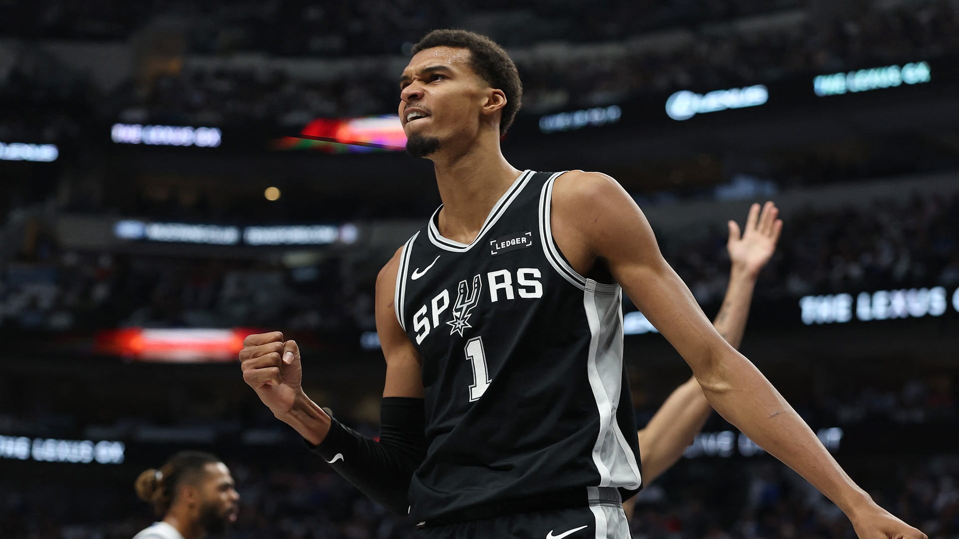 ويمبانياما يقود سان أنطونيو للفوز على دالاس في السلة الأميركية 