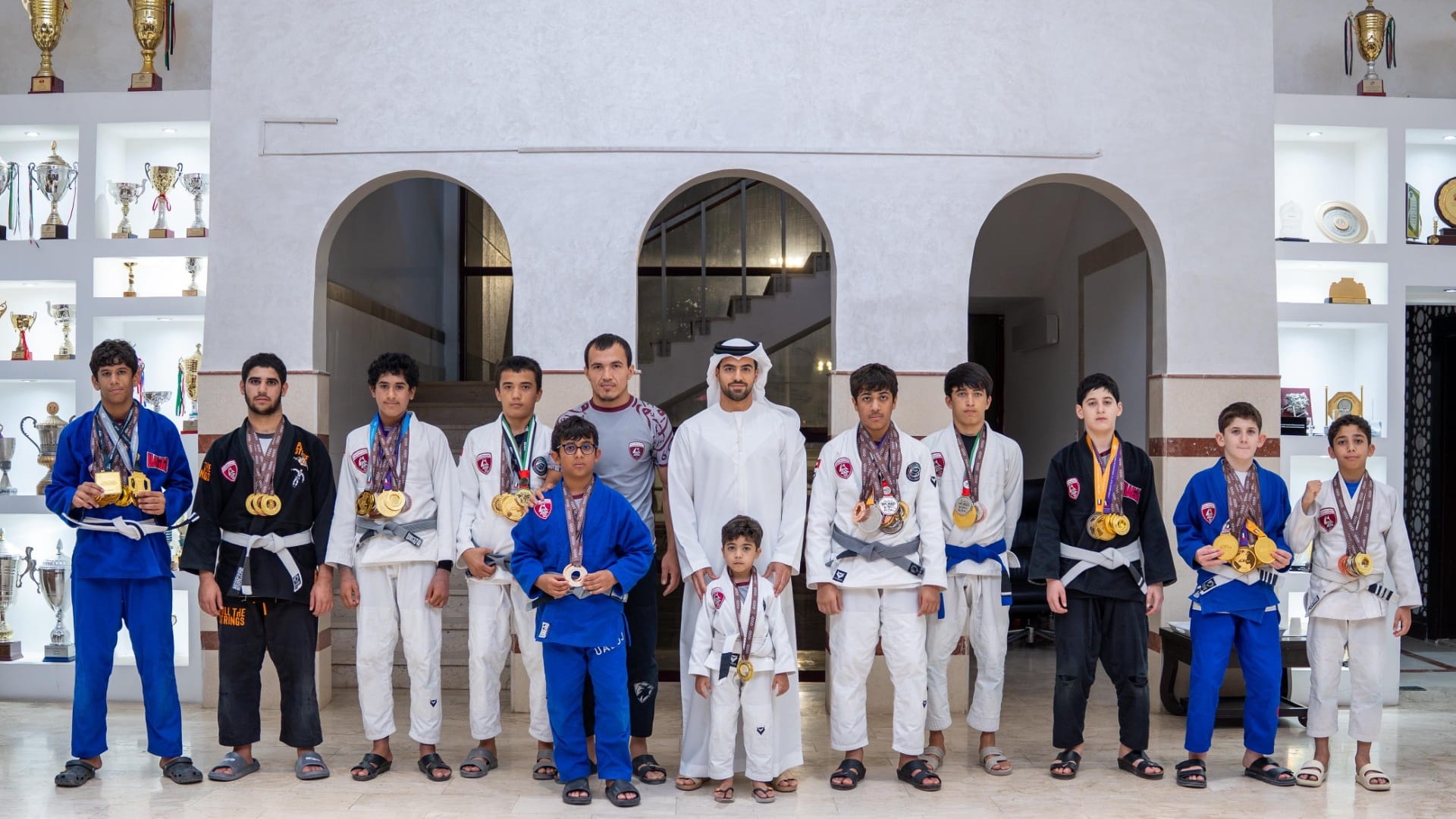 "نادي الحمرية" يكرّم فرق الألعاب الفردية لتحقيقهم نتائج مميزة 