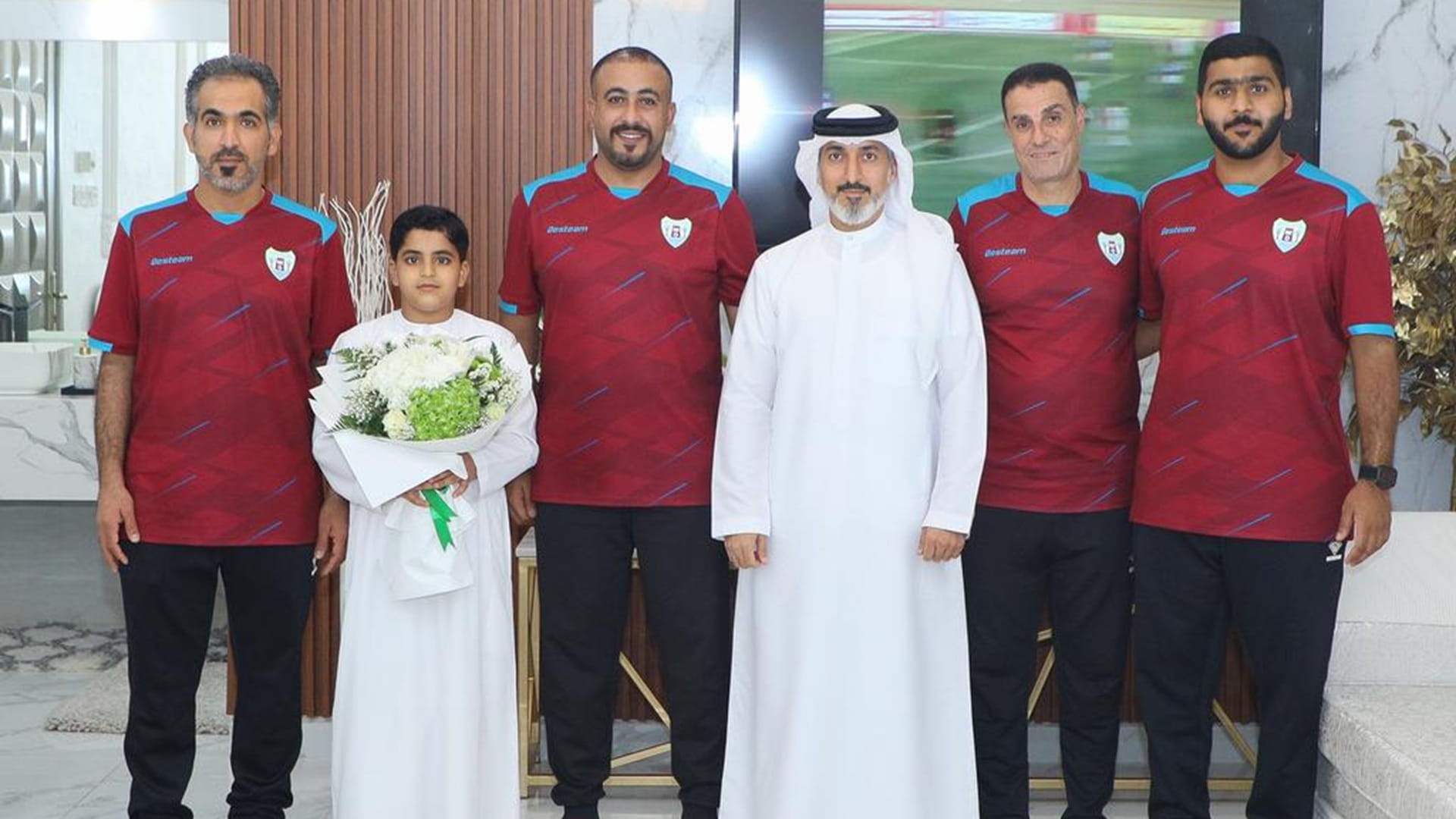 نادي دبا الحصن يجسد تلاحم الأسرة الرياضية بزيارات للاعبيه   