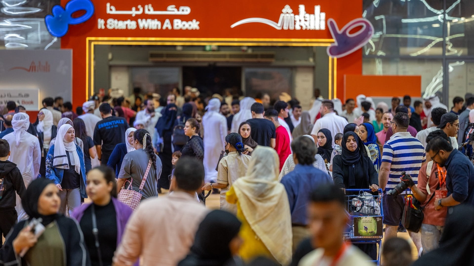 أمسيات شعرية بـ8 لغات تصحب زوار "الشارقة للكتاب" إلى عالم القصيدة  