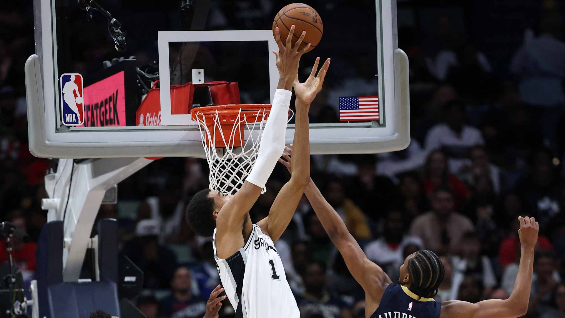 سان أنطونيو يتخطى نيو أورليانز بصعوبة في السلة الأميركية 