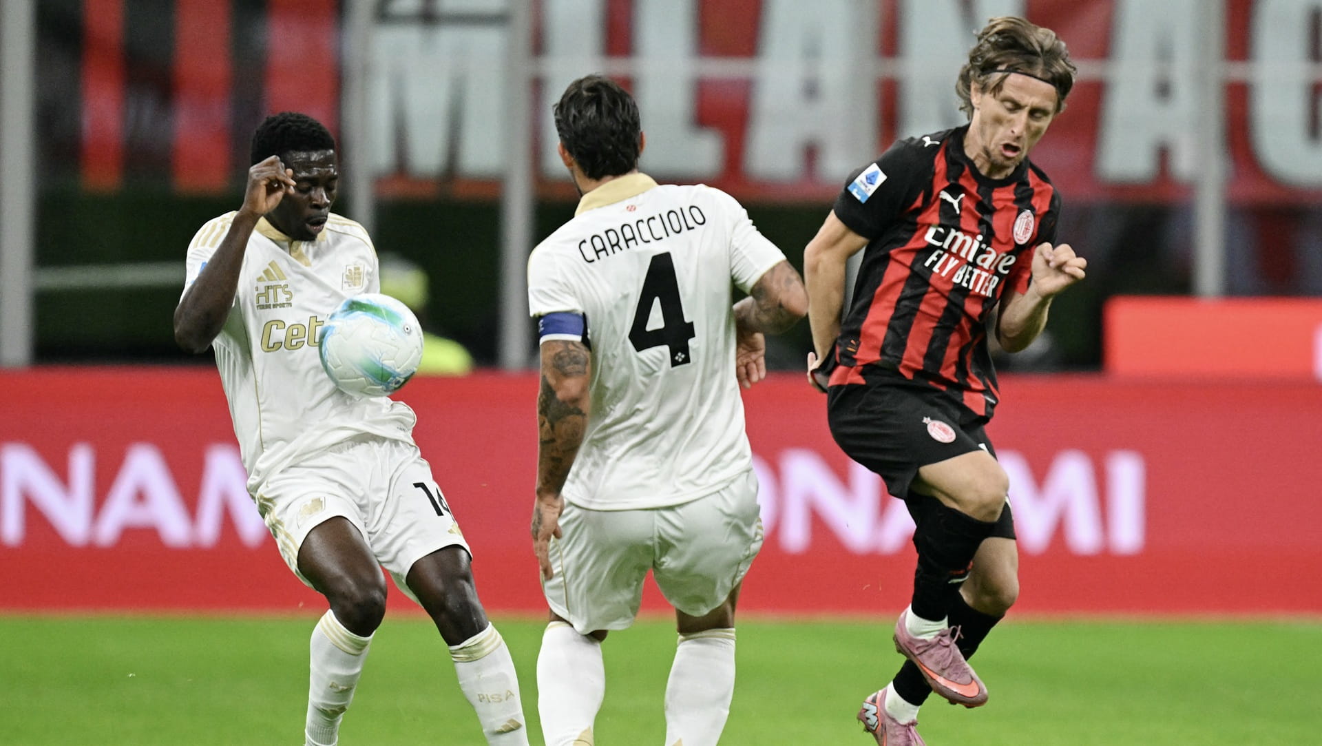 ميلان يسقط بفخ التعادل الإيجابي أمام بيزا في الدوري الإيطالي 