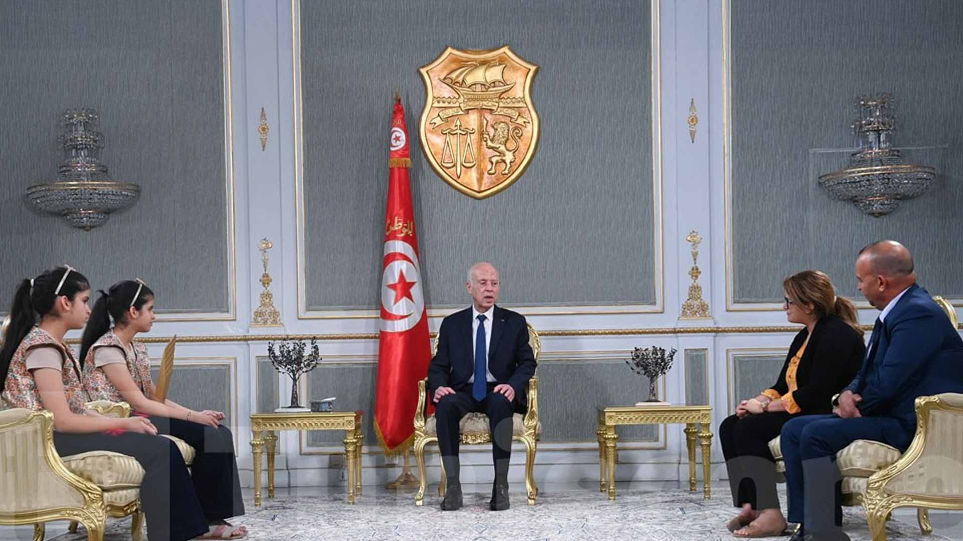 الرئيس التونسي يستقبل التوأم بيسان وبيلسان بطلتي تحدي القراءة 2025